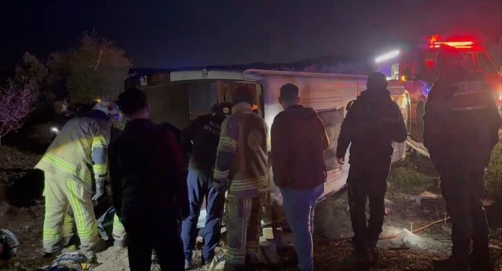 Sabah Saatlerinde Can Pazari Direksiyon Hakimiyeti Kayboldu Minibus Devrildi 1 Olu 12 (3)