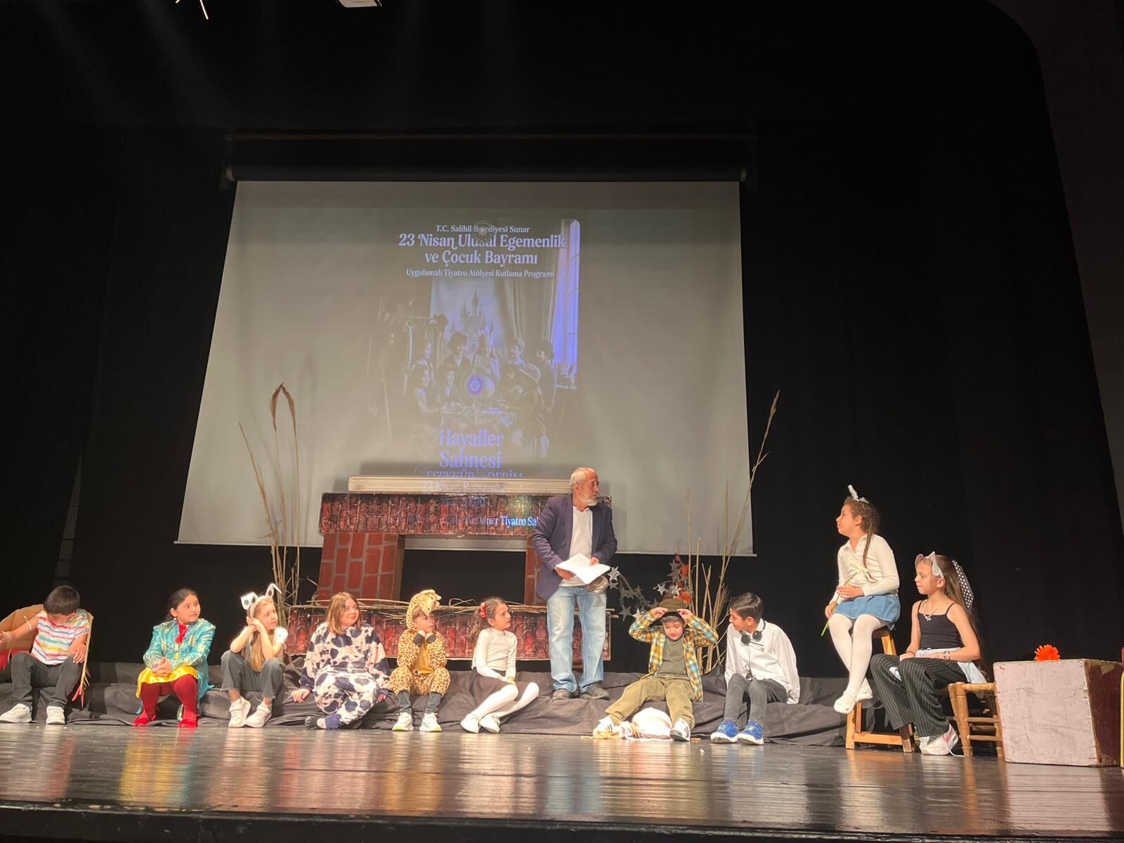 Salihli Belediyesinden 23 Nisanda Cocuklara Tiyatro Armagani (1)
