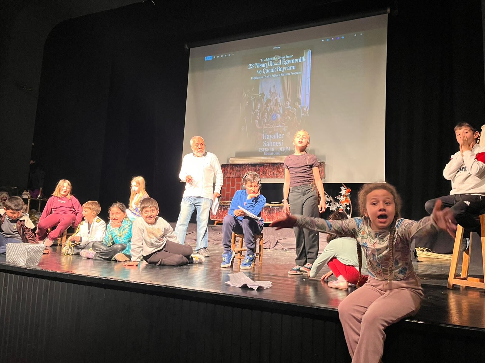 Salihli Belediyesinden 23 Nisanda Cocuklara Tiyatro Armagani (2)