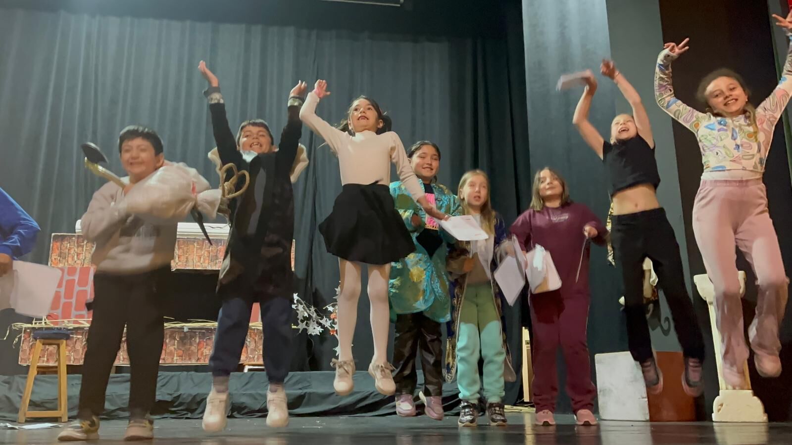 Salihli Belediyesinden 23 Nisanda Cocuklara Tiyatro Armagani (3)