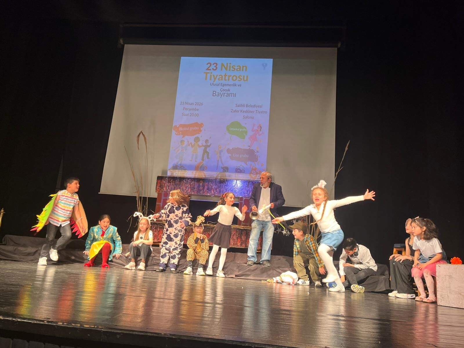 Salihli Belediyesinden 23 Nisanda Cocuklara Tiyatro Armagani (5)