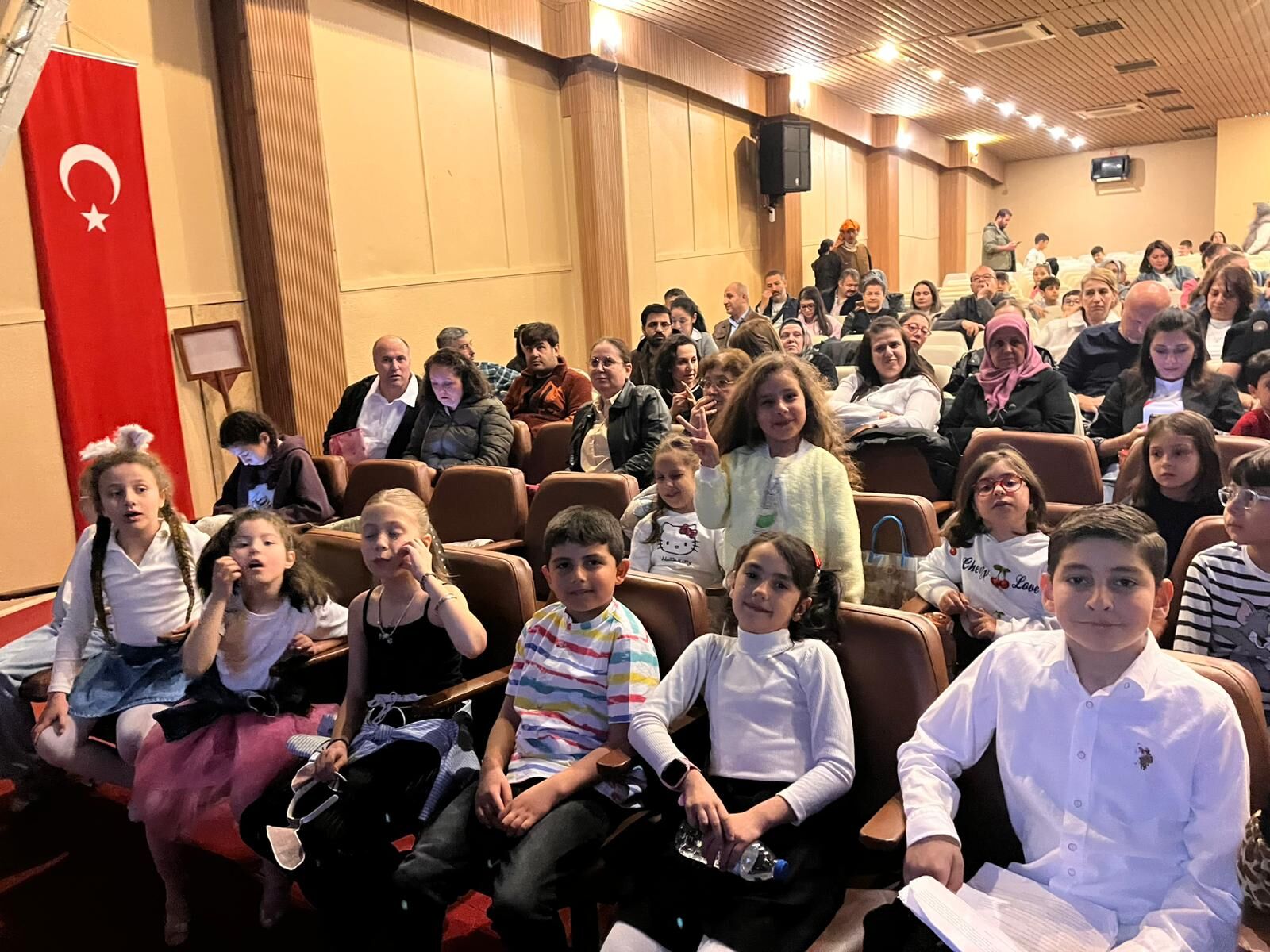 Salihli Belediyesinden 23 Nisanda Cocuklara Tiyatro Armagani (6)