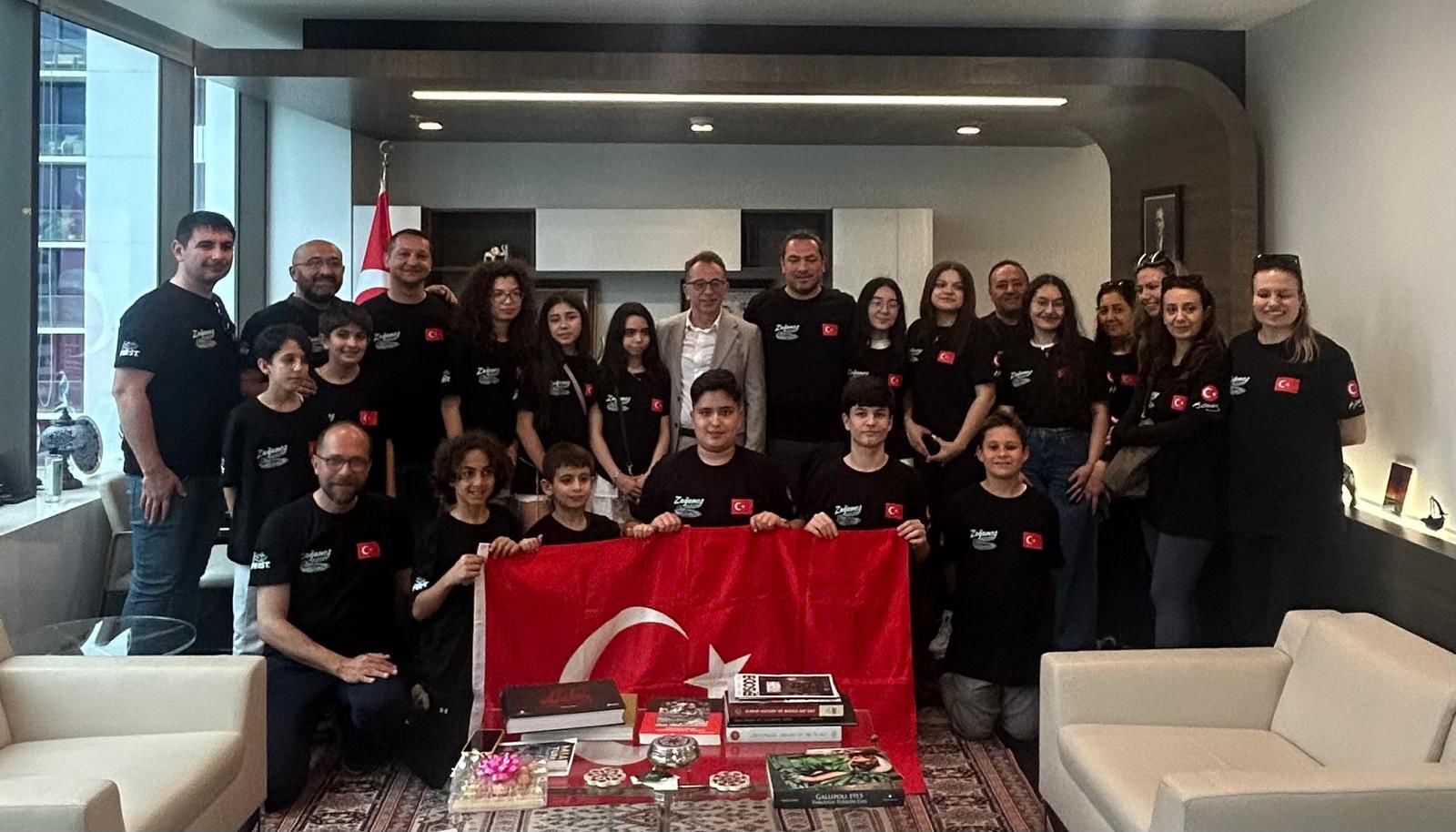 Salihli Çıkışlı Zağanos Robot Takımı, Ulusal Başarılarını Uluslararası Arenaya Taşıyarak Amerika Birleşik Devletleri’nde Türkiye’yi Temsil Etmeye Devam Ediyor. (4)