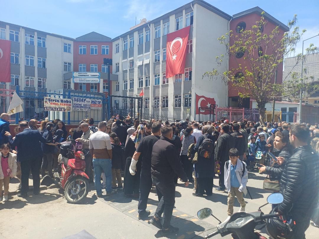 Salihli’de Güvenlik Tedbirleri Okul Önünde Yoğunluk Oluşturdu (1)-1