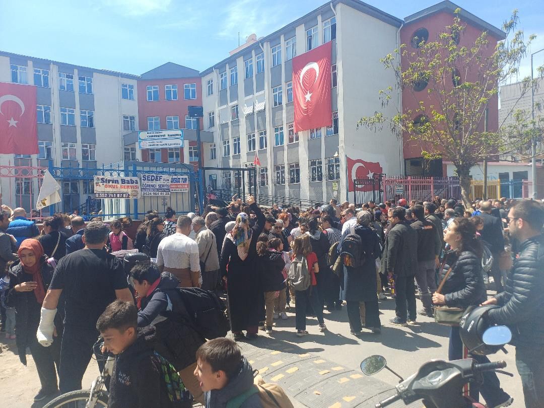 Salihli’de Güvenlik Tedbirleri Okul Önünde Yoğunluk Oluşturdu (2)