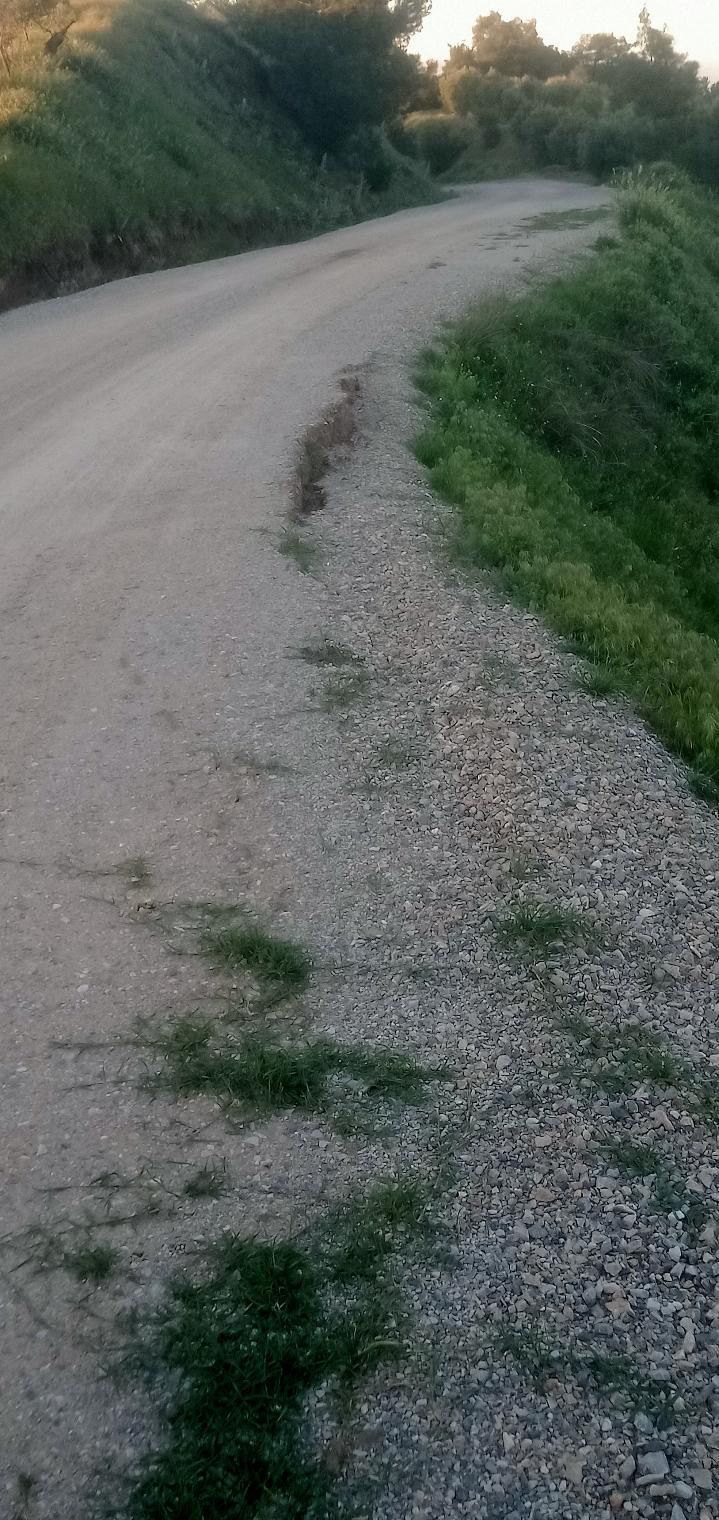 Salihli’de Iki Mahalle Arasındaki Yolda Toprak Kayması (1)-1