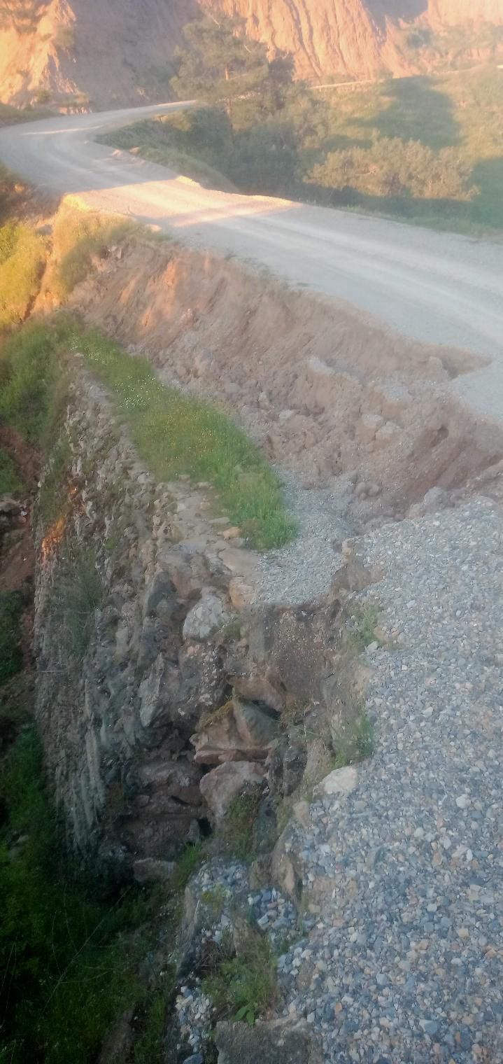 Salihli’de Iki Mahalle Arasındaki Yolda Toprak Kayması (2)