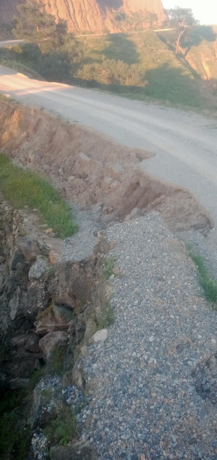 Salihli’de Iki Mahalle Arasındaki Yolda Toprak Kayması (3)