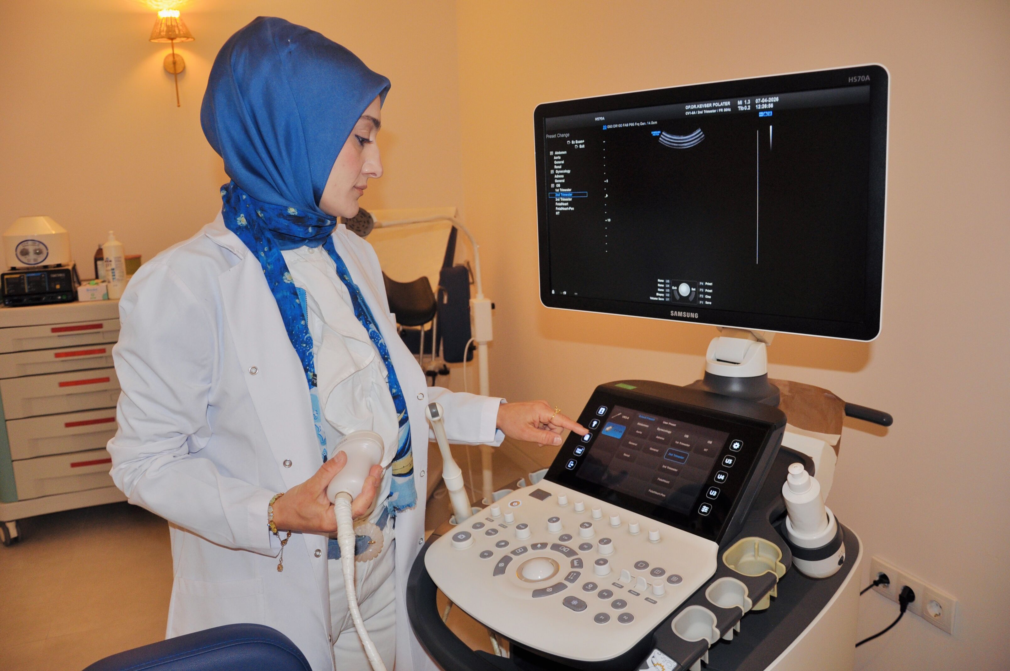 Salihli’de Kadın Sağlığına Yeni Bir Dokunuş Op. Dr. Kevser Polater Kliniğini Açtı (14)