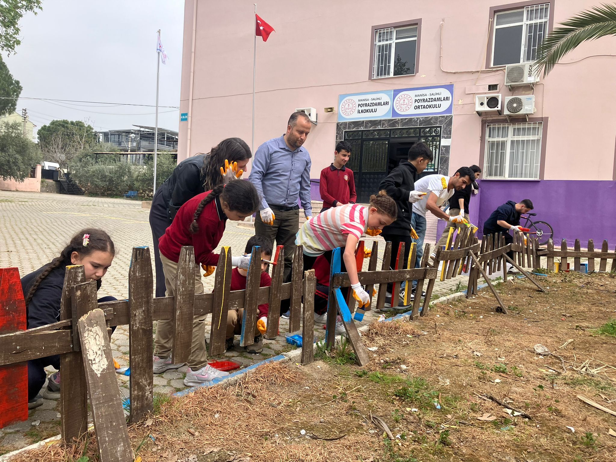 Salihlide Miniklere Renkli Surpriz Okul Bastan Sona Yenilendi (3)