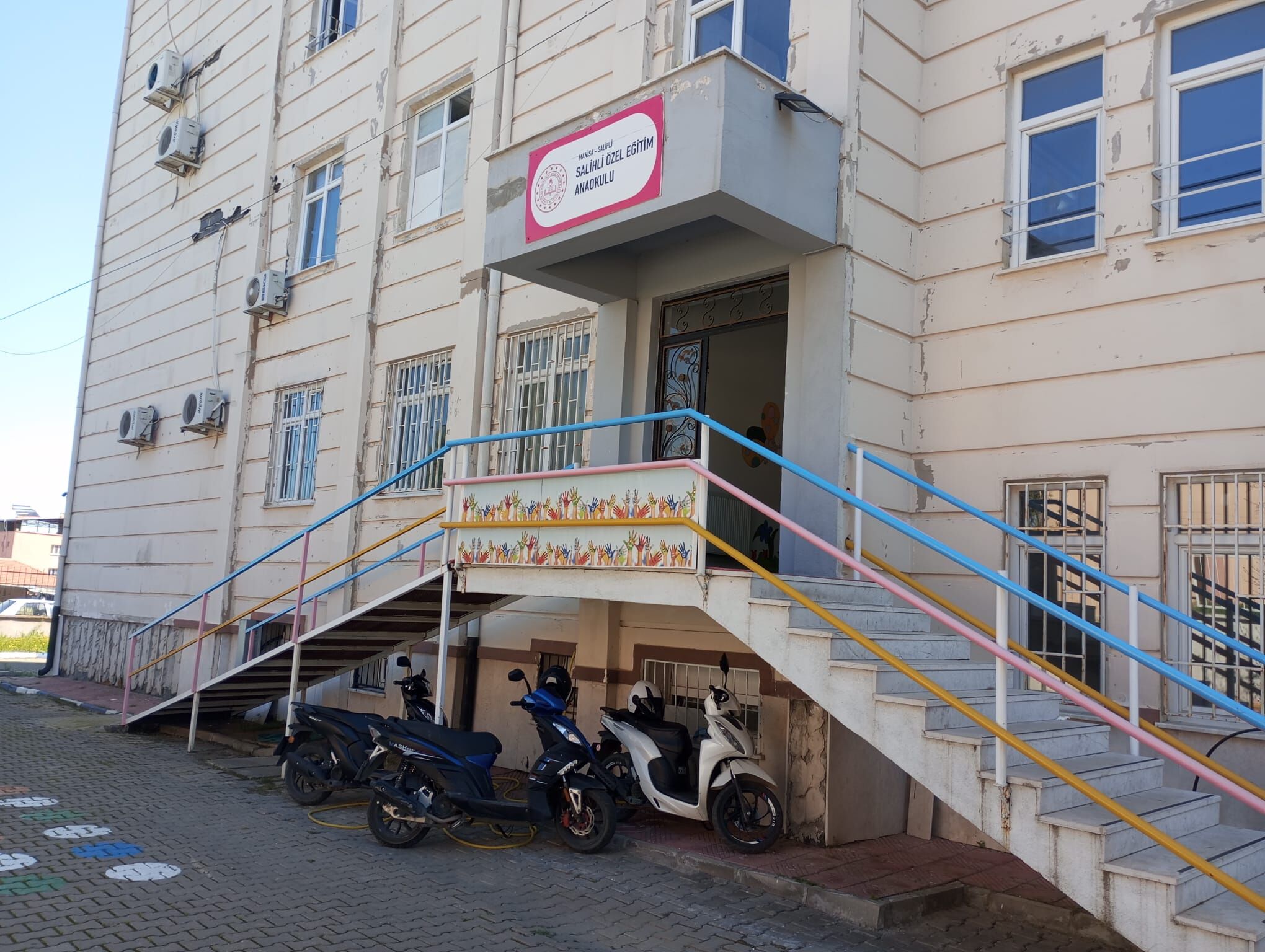 Salihlide Ozel Cocuklar Icin Yurek Burkan Talep Onlar Da Guvenle Oynasin (3)