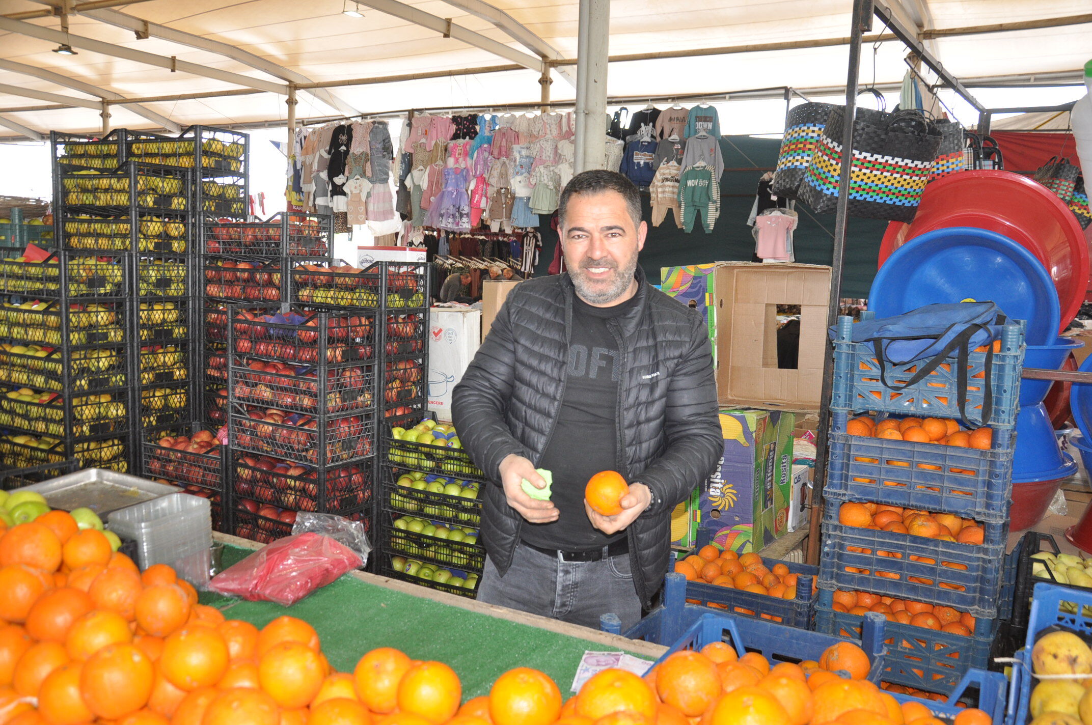 Salihlili Vatandaşların Her Hafta Ziyaret Ettiği Çarşamba Pazarı Her Zamanki Gibi Yine Bu Hafta Da Dualarla Birlikte Açıldı. Salihli Için Pazarı Dolaşıp Pazardaki Güncel Fiyatları Sizler Için Derledik. İşte ( (11)