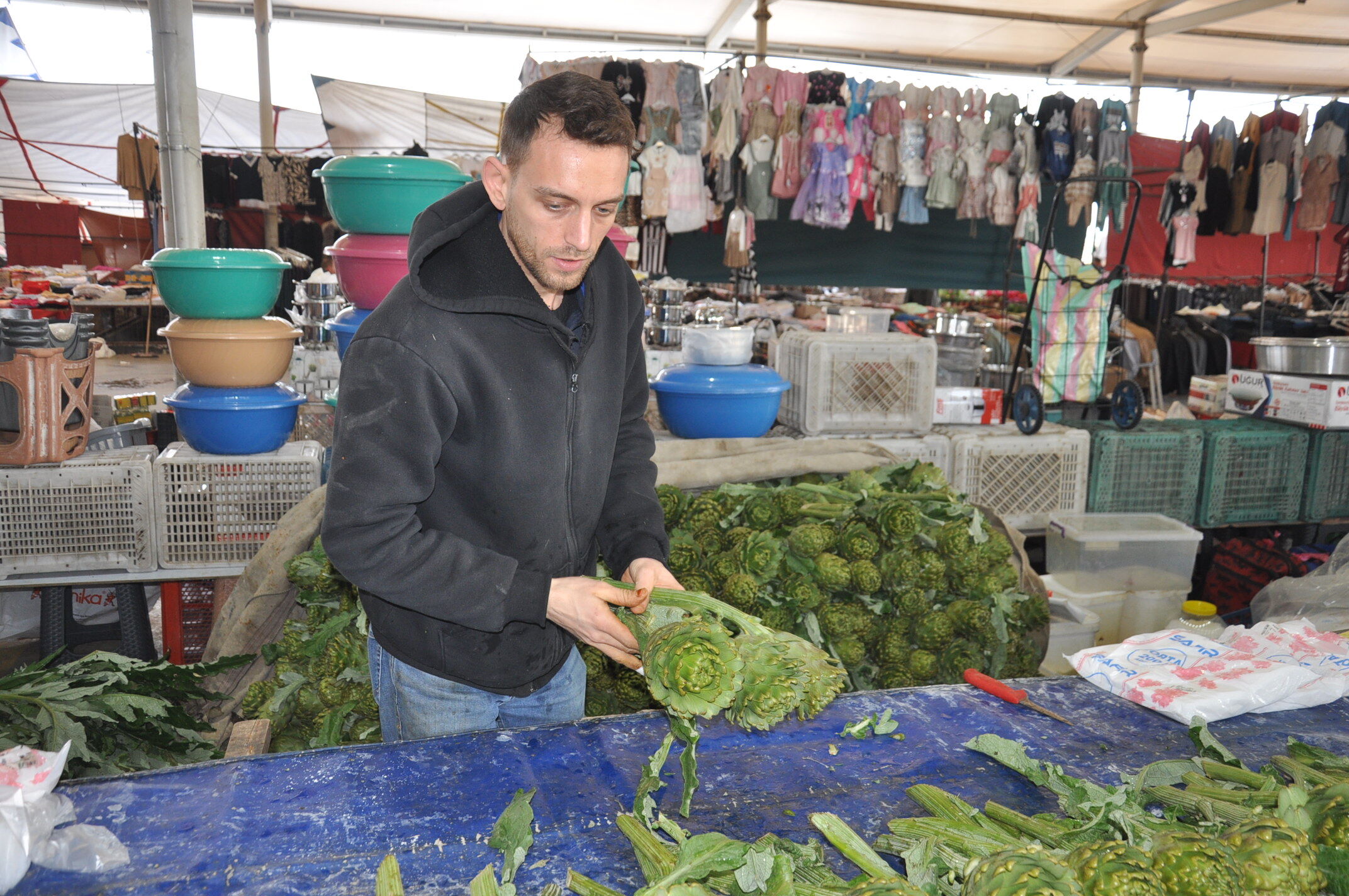 Salihlili Vatandaşların Her Hafta Ziyaret Ettiği Çarşamba Pazarı Her Zamanki Gibi Yine Bu Hafta Da Dualarla Birlikte Açıldı. Salihli Için Pazarı Dolaşıp Pazardaki Güncel Fiyatları Sizler Için Derledik. İşte ( (12)