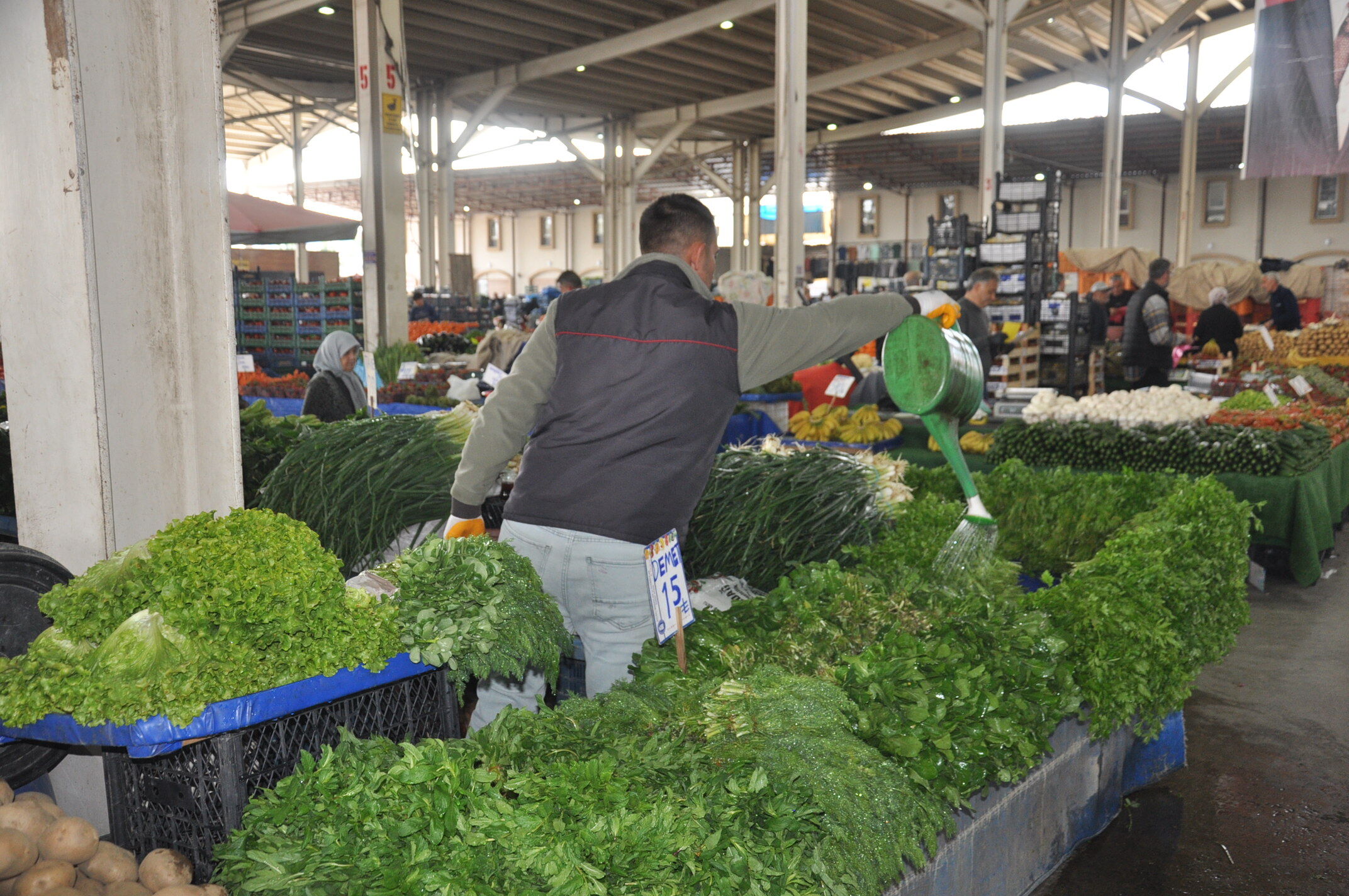 Salihlili Vatandaşların Her Hafta Ziyaret Ettiği Çarşamba Pazarı Her Zamanki Gibi Yine Bu Hafta Da Dualarla Birlikte Açıldı. Salihli Için Pazarı Dolaşıp Pazardaki Güncel Fiyatları Sizler Için Derledik. İşte ( (13)