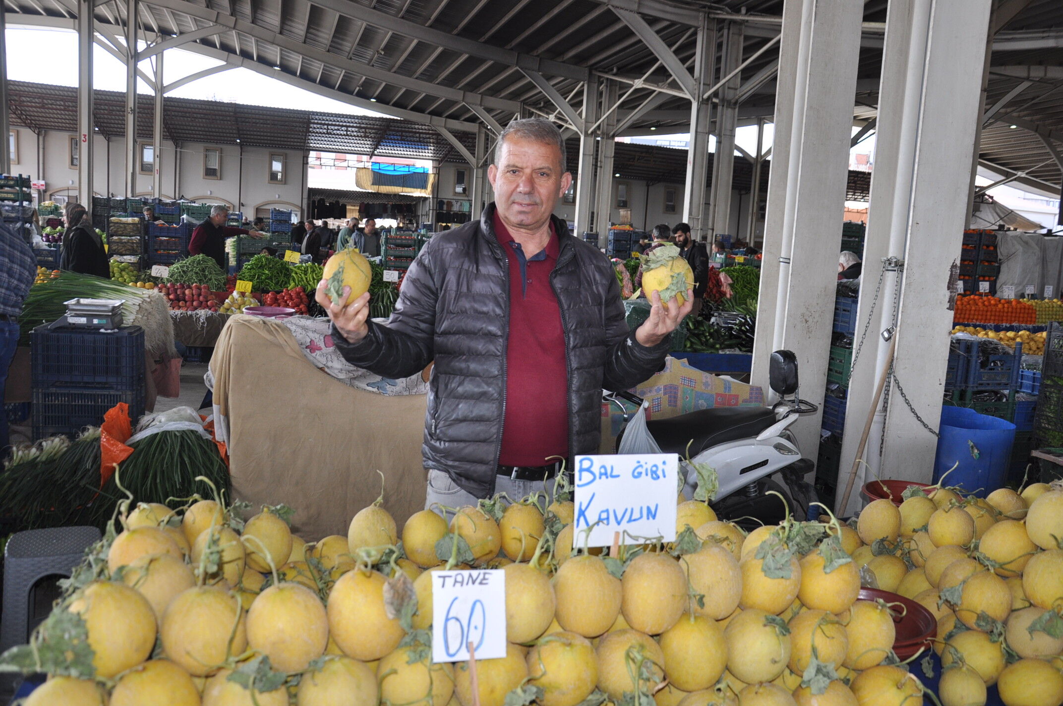 Salihlili Vatandaşların Her Hafta Ziyaret Ettiği Çarşamba Pazarı Her Zamanki Gibi Yine Bu Hafta Da Dualarla Birlikte Açıldı. Salihli Için Pazarı Dolaşıp Pazardaki Güncel Fiyatları Sizler Için Derledik. İşte ( (3)