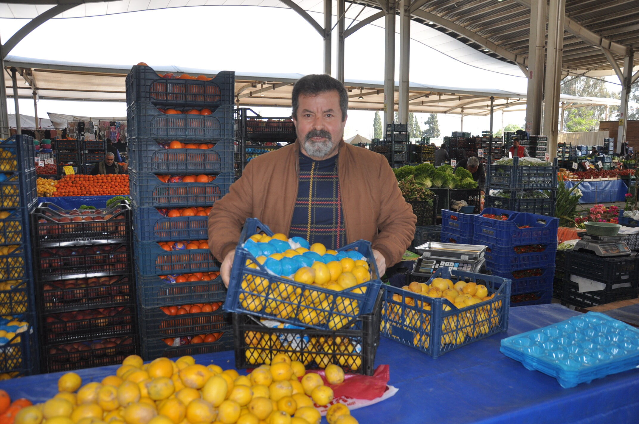 Salihlili Vatandaşların Her Hafta Ziyaret Ettiği Çarşamba Pazarı Her Zamanki Gibi Yine Bu Hafta Da Dualarla Birlikte Açıldı. Salihli Için Pazarı Dolaşıp Pazardaki Güncel Fiyatları Sizler Için Derledik. İşte ( (7)