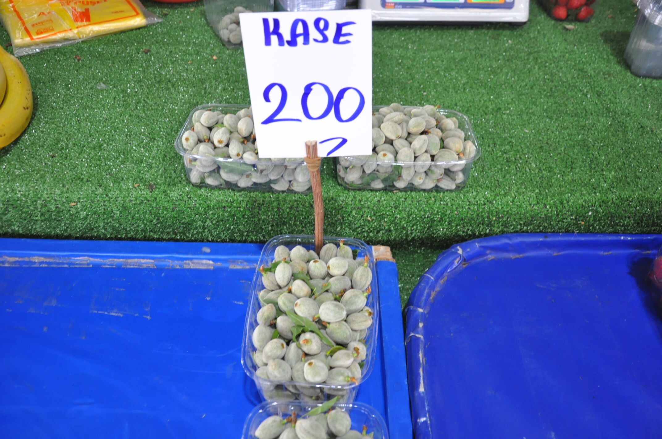 Salihlili Vatandaşların Her Hafta Ziyaret Ettiği Çarşamba Pazarı Her Zamanki Gibi Yine Bu Hafta Da Dualarla Birlikte Açıldı. Salihli Için Pazarı Dolaşıp Pazardaki Güncel Fiyatları Sizler Için Derledik. İşte ( (8)