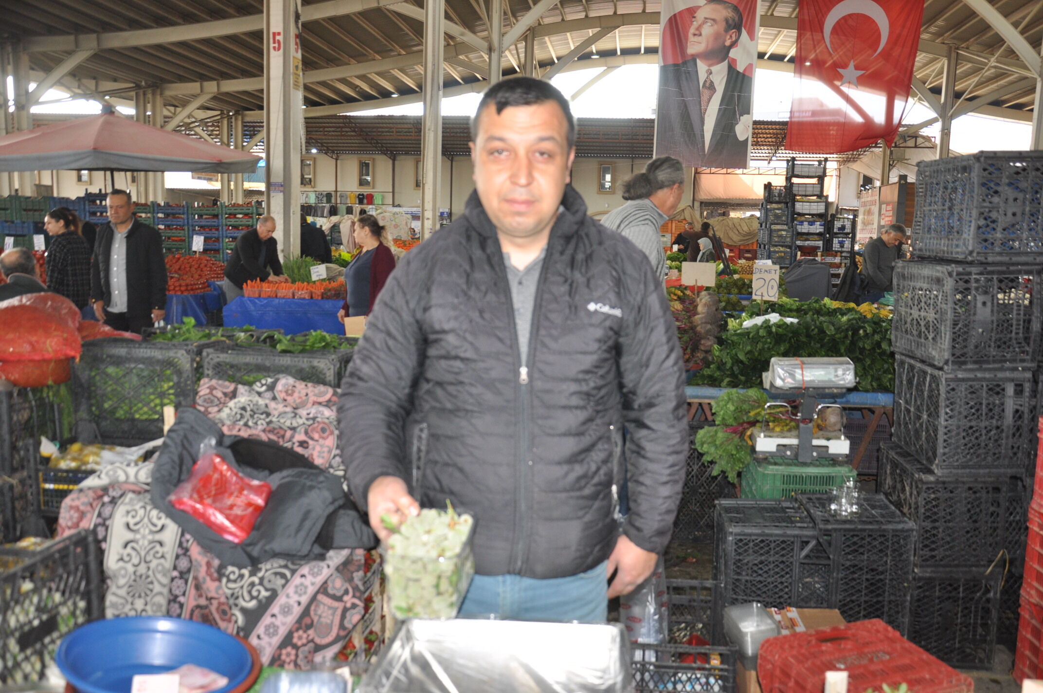 Salihlili Vatandaşların Her Hafta Ziyaret Ettiği Çarşamba Pazarı Her Zamanki Gibi Yine Bu Hafta Da Dualarla Birlikte Açıldı. Salihli Için Pazarı Dolaşıp Pazardaki Güncel Fiyatları Sizler Için Derledik. İşte ( (9)