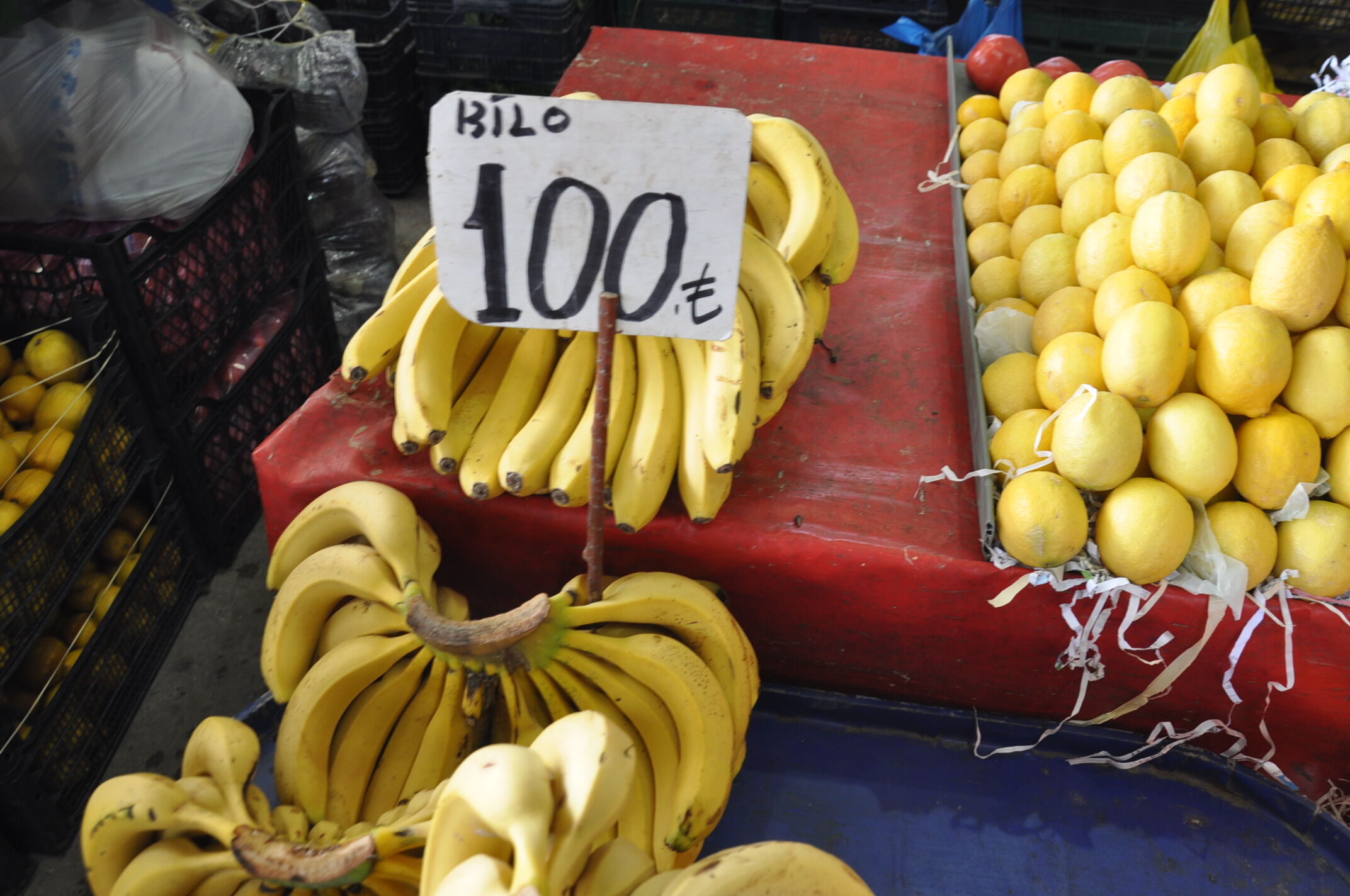 Salihlili Vatandaşların Her Hafta Ziyaret Ettiği Çarşamba Pazarı Her Zamanki Gibi Yine Bu Hafta Da Dualarla Birlikte Açıldı. Salihli Için Pazarı Dolaşıp Pazardaki Güncel Fiyatları Sizler Için Derledik. İşte (