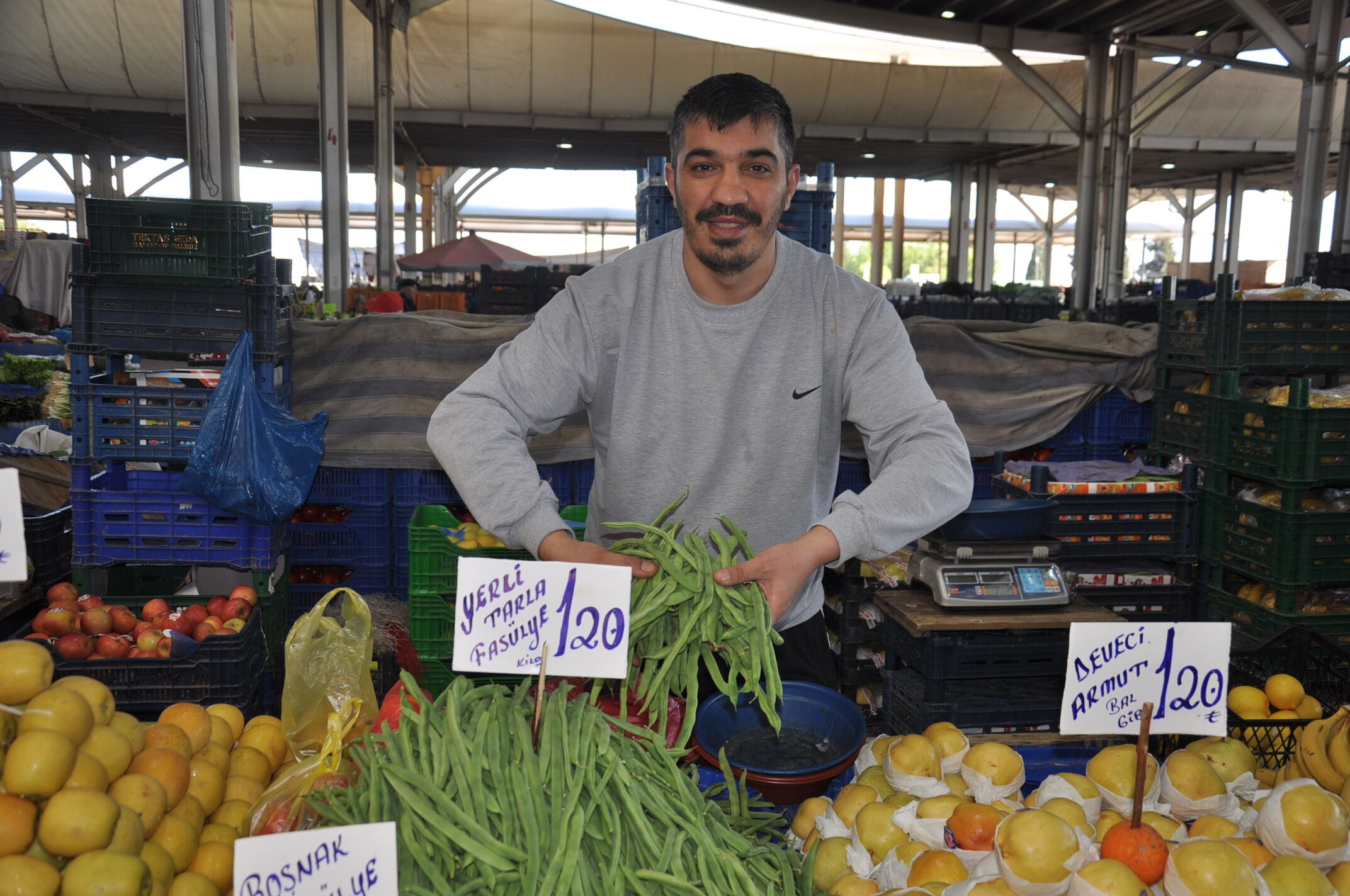 Salihlinin Carsamba Pazardaki Guncel Fiyatlar Seftali Ve Kiraz Tezgahta (2)