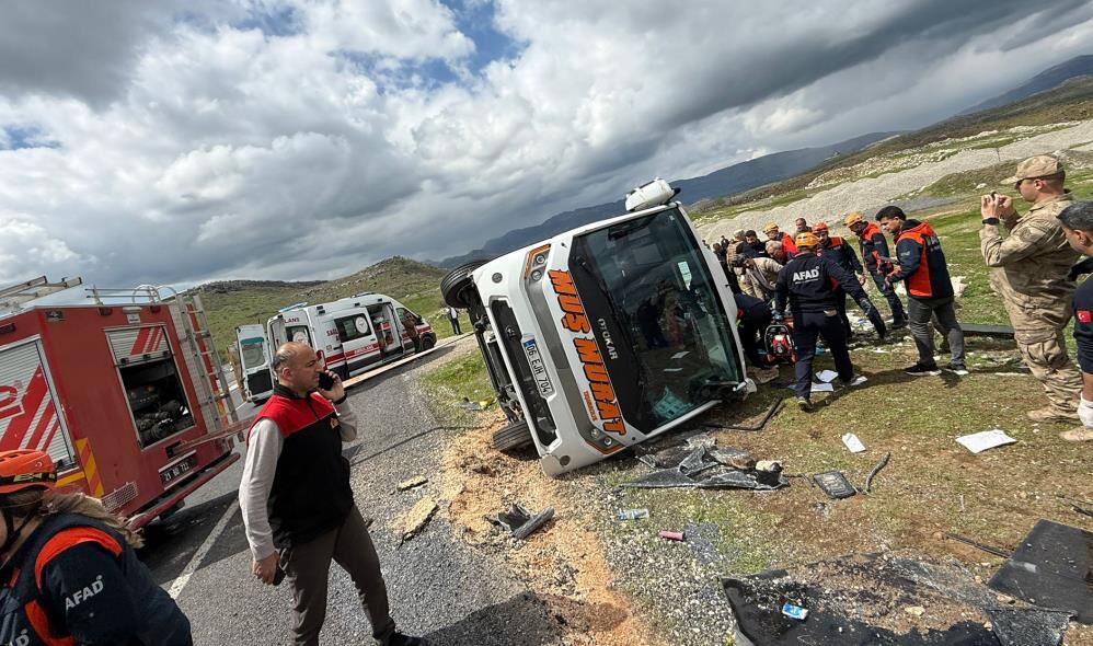 Sehirler Arasi Otobus Devrildi 1 Olu 16 Yarali (1)