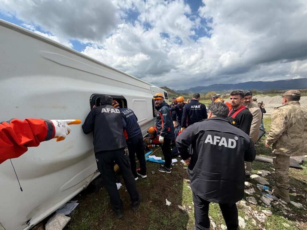 Sehirler Arasi Otobus Devrildi 1 Olu 16 Yarali (2)