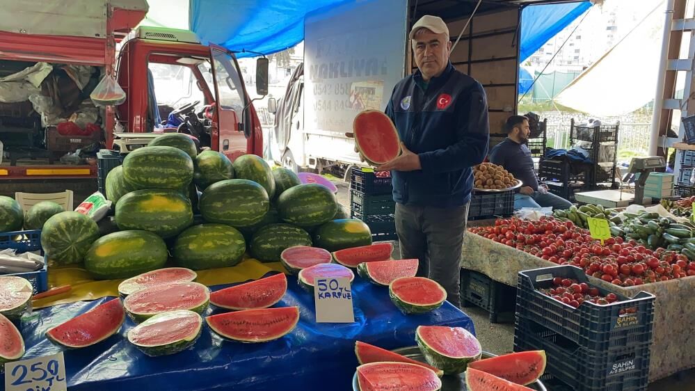 Sezonun Ilk Karpuzu Pazara Indi Dilim Dilim Satiliyor Yok Satiyor (4)