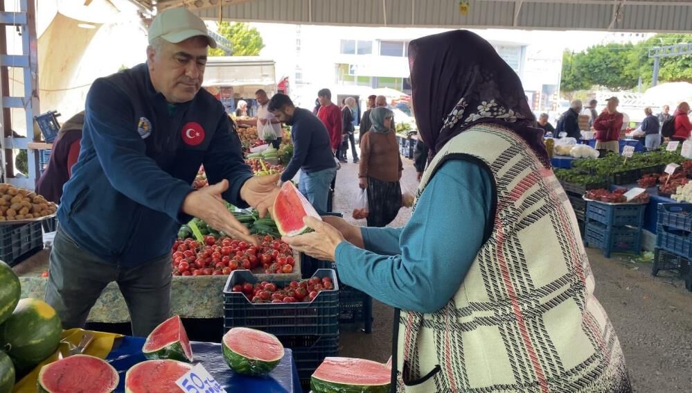 Sezonun Ilk Karpuzu Pazara Indi Dilim Dilim Satiliyor Yok Satiyor (5)