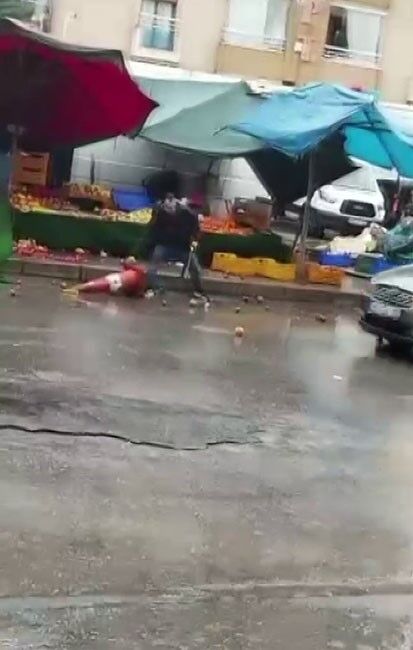 Sinir Krizi Geciren Esnaf Ortaligi Birbirine Katti Vatandaslara Kasa Firlatti (2)