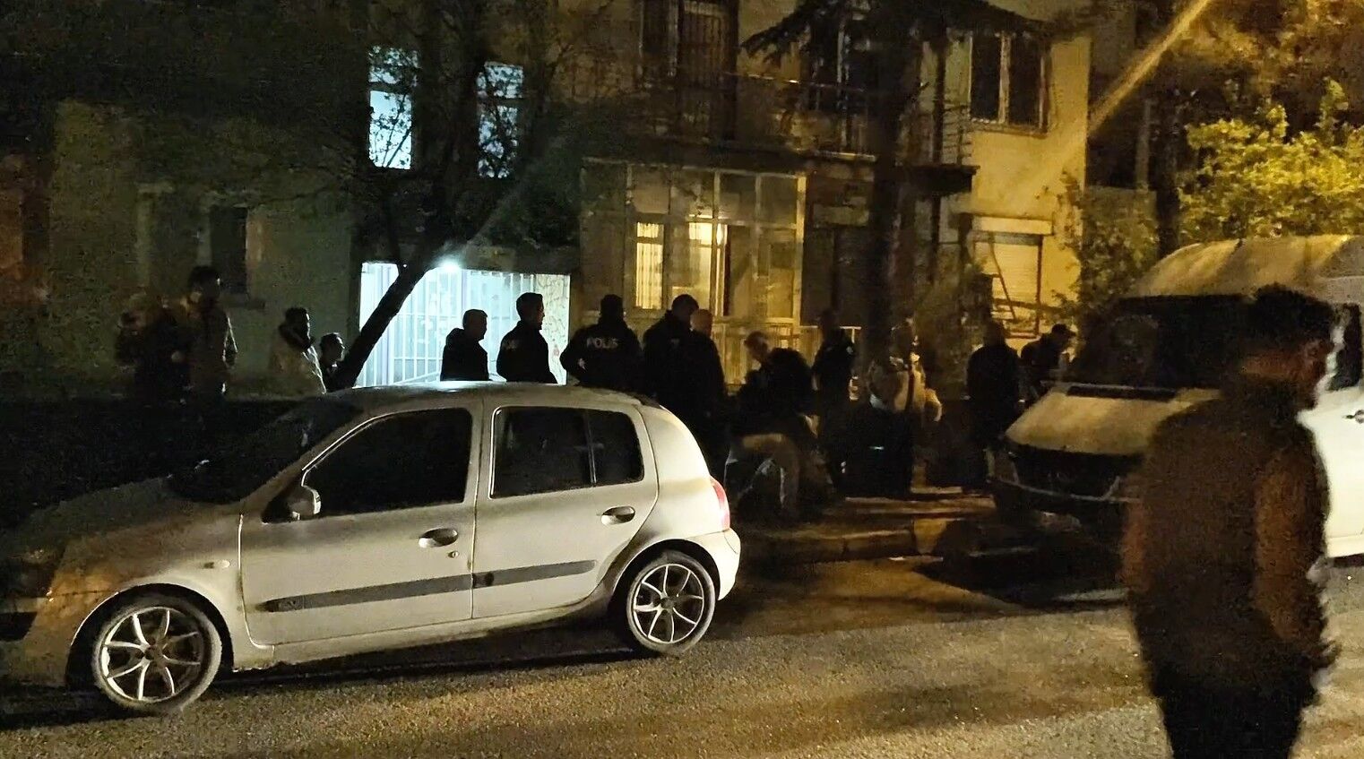 Sokak Ortasinda Kursun Yagdirdi Eve Donup Tetigi Cekti Bir Yarali Bir Olu (4)