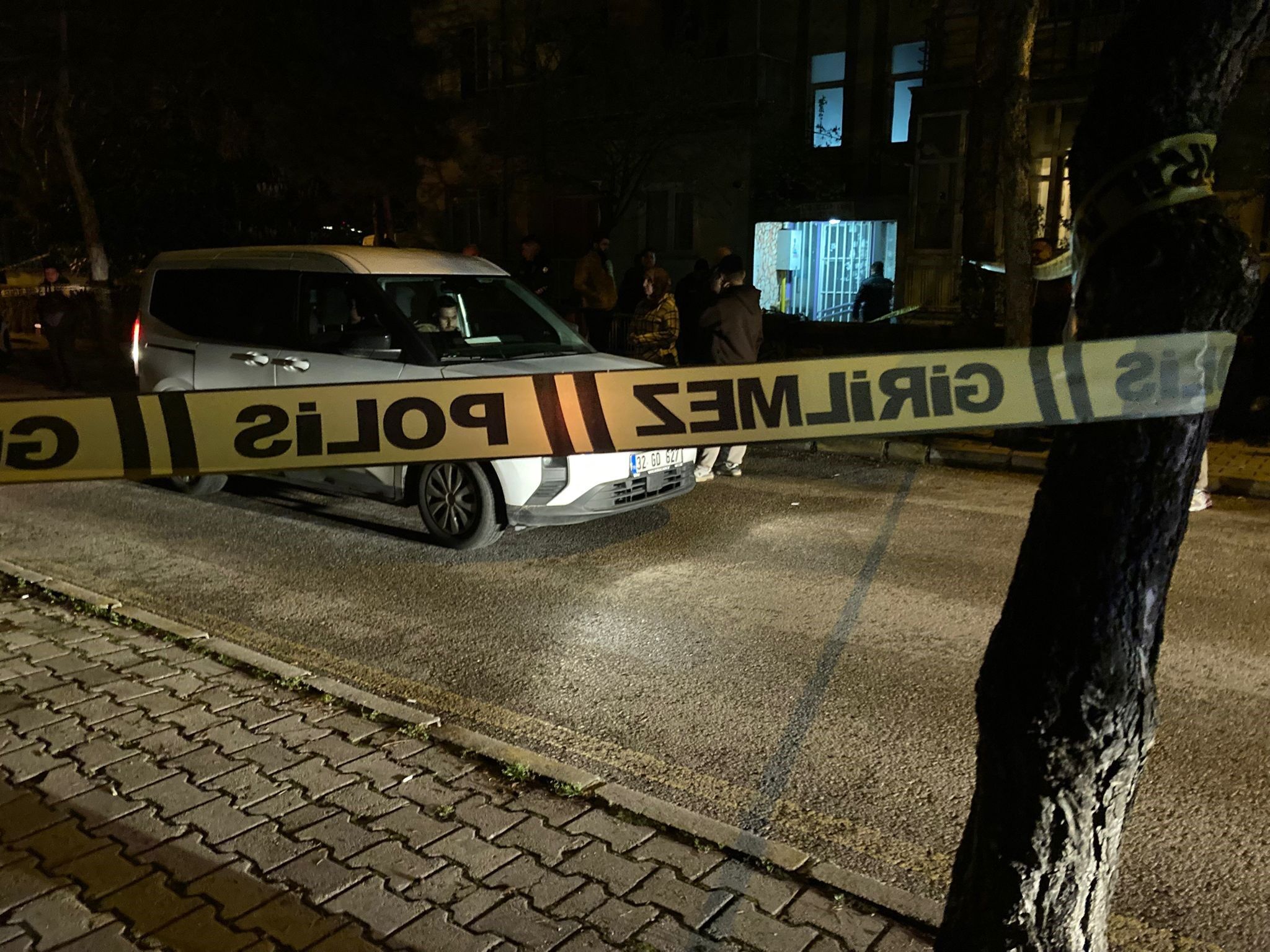 Sokak Ortasinda Kursun Yagdirdi Eve Donup Tetigi Cekti Bir Yarali Bir Olu (5)