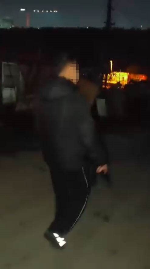 Sokak Ortasinda Silahli Gosteri Tedirgin Anlar Cep Telefonuna Yansidi (2)