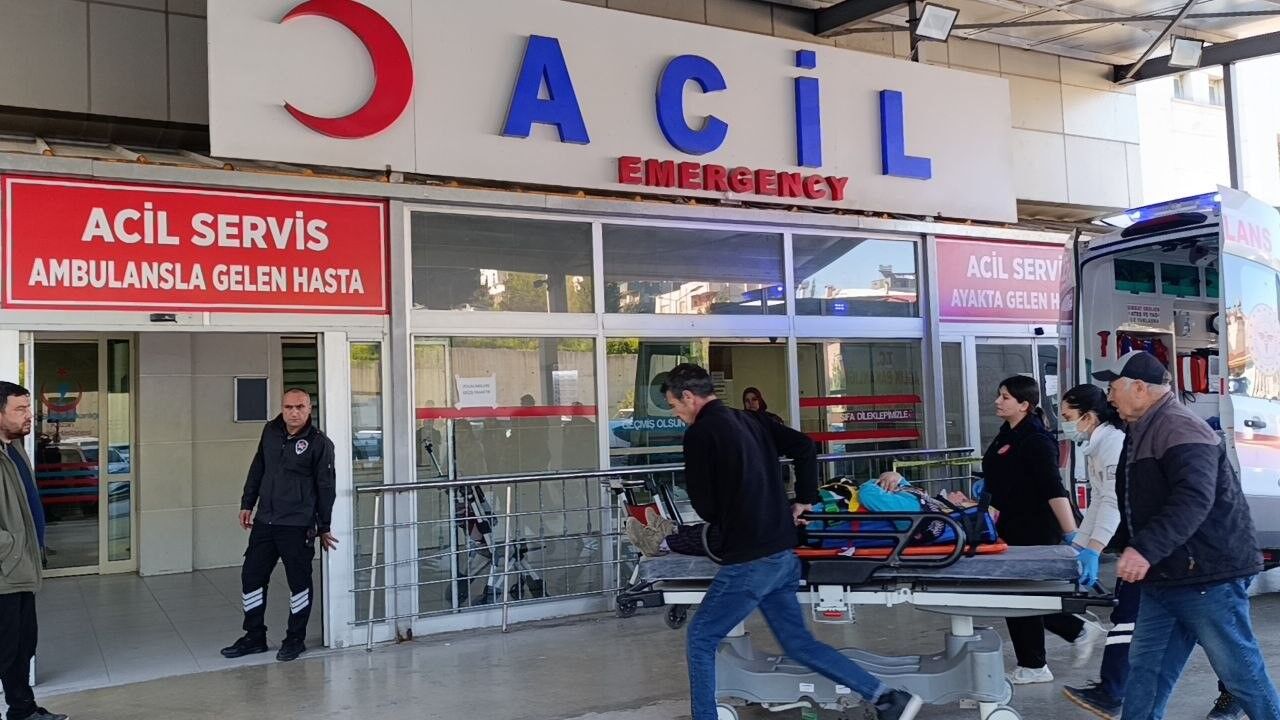 Tarim Iscilerini Tasiyan Minibus Devrildi 15 Kisi Yaralandi (2)