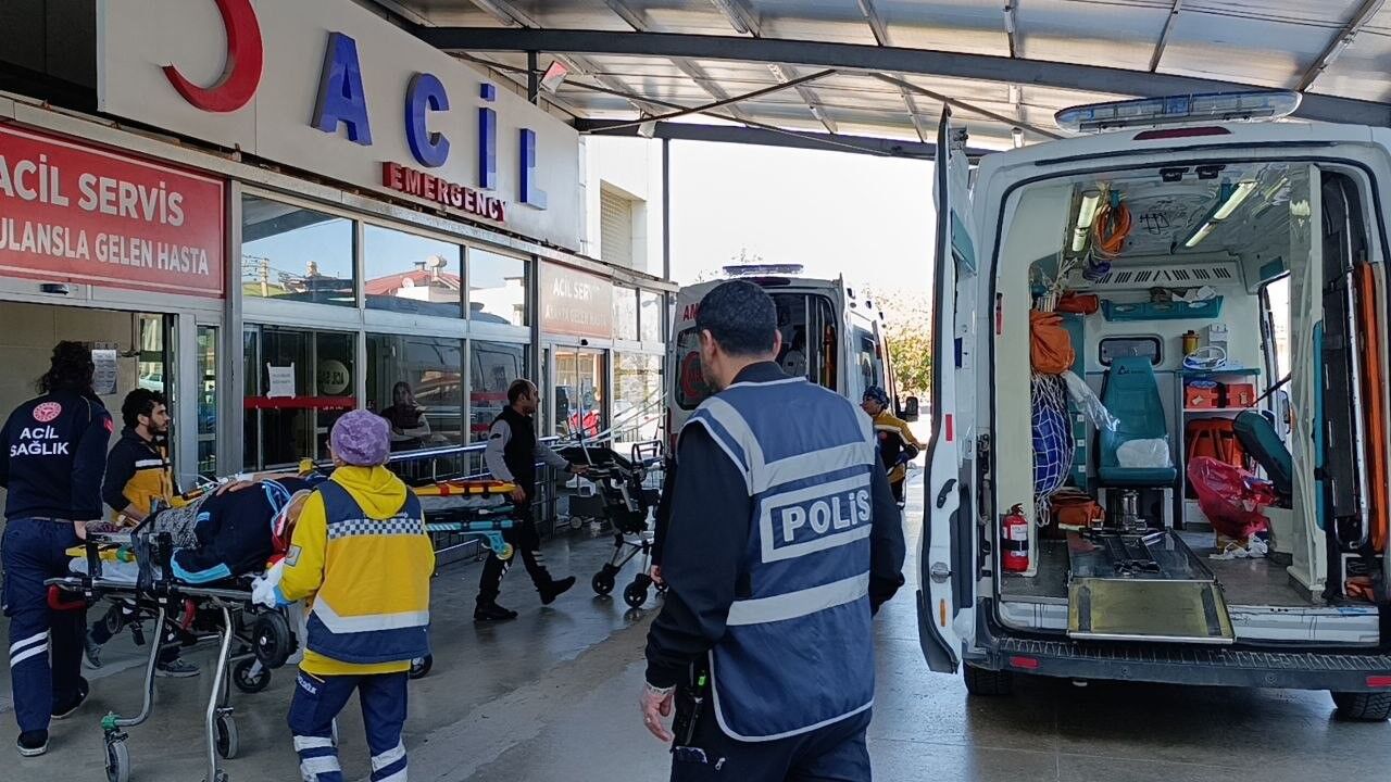 Tarim Iscilerini Tasiyan Minibus Devrildi 15 Kisi Yaralandi (4)