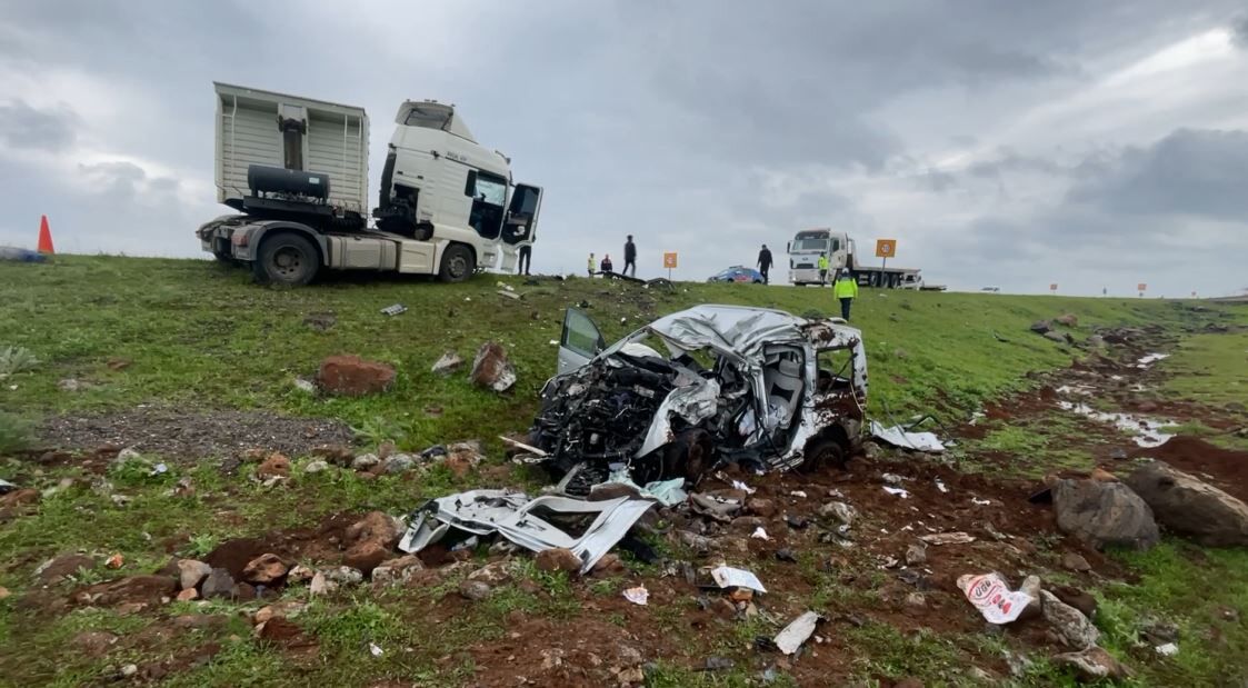 Tir Ile Hafif Ticari Arac Carpisti Ortalik Savas Alanina Dondu (1)-1