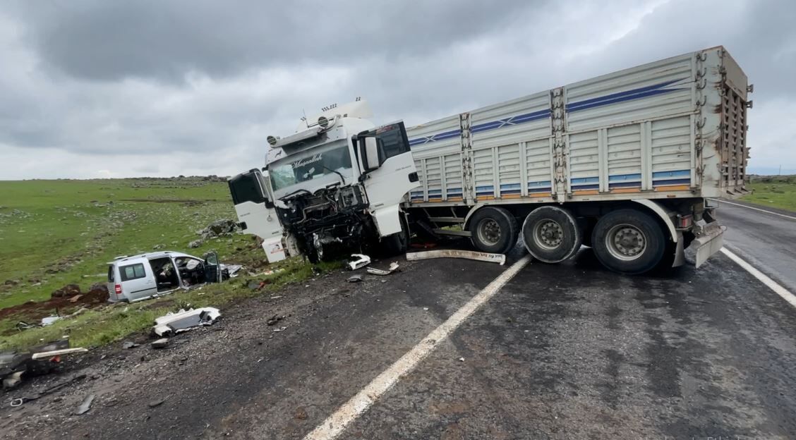 Tir Ile Hafif Ticari Arac Carpisti Ortalik Savas Alanina Dondu (2)