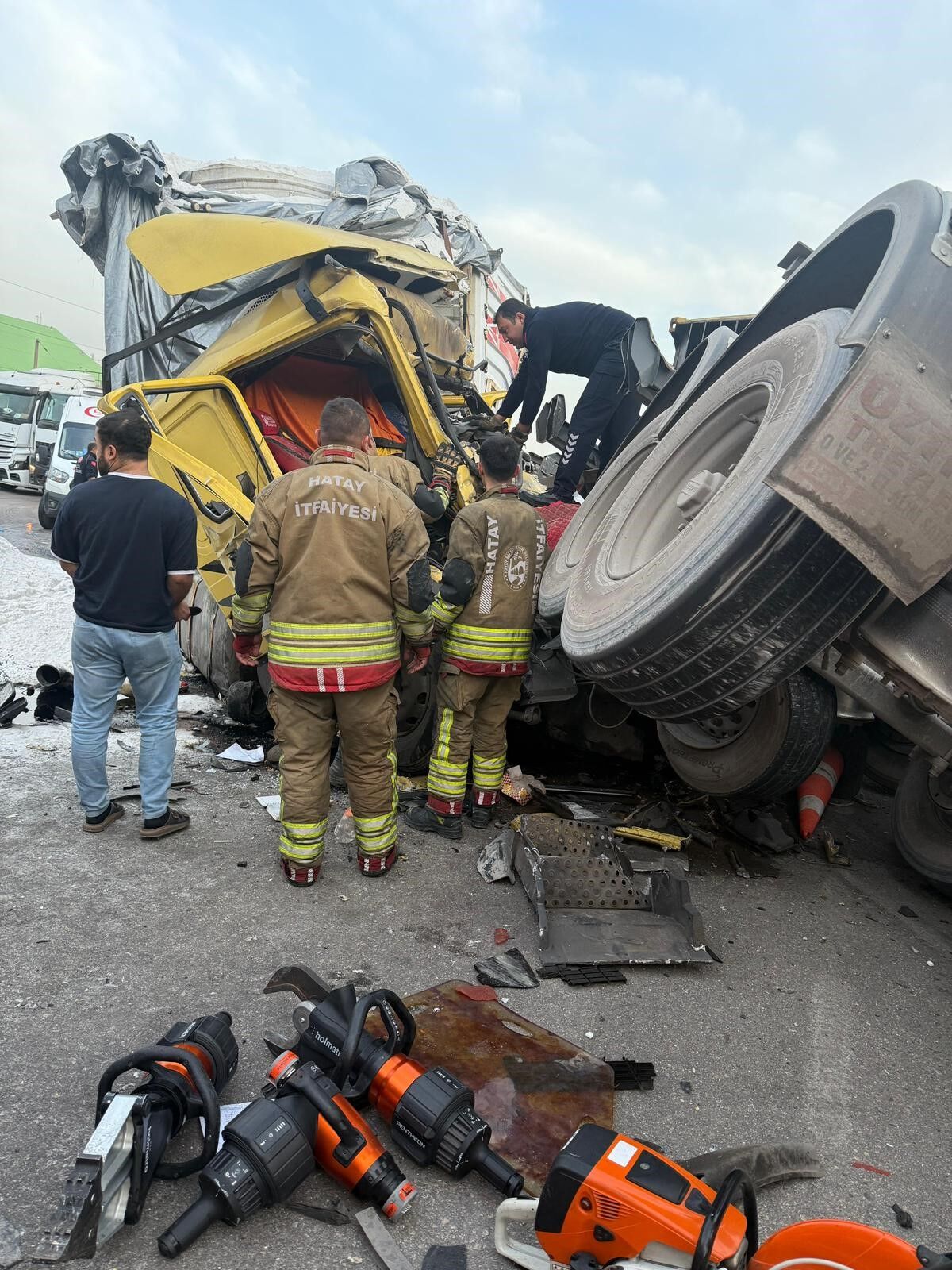 Tir Kazasinda Korku Dolu Anlar Konteyner Devrildi Araclar Hurdaya Dondu (2)