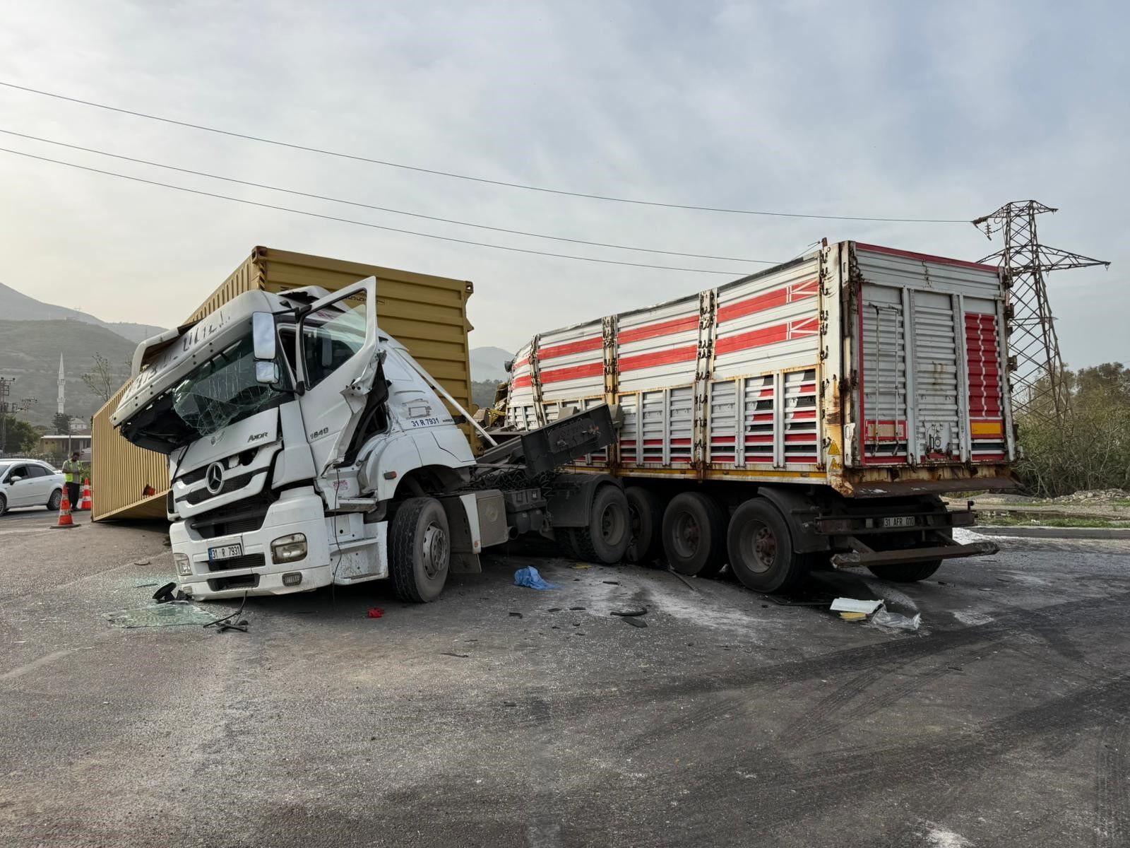 Tir Kazasinda Korku Dolu Anlar Konteyner Devrildi Araclar Hurdaya Dondu (3)