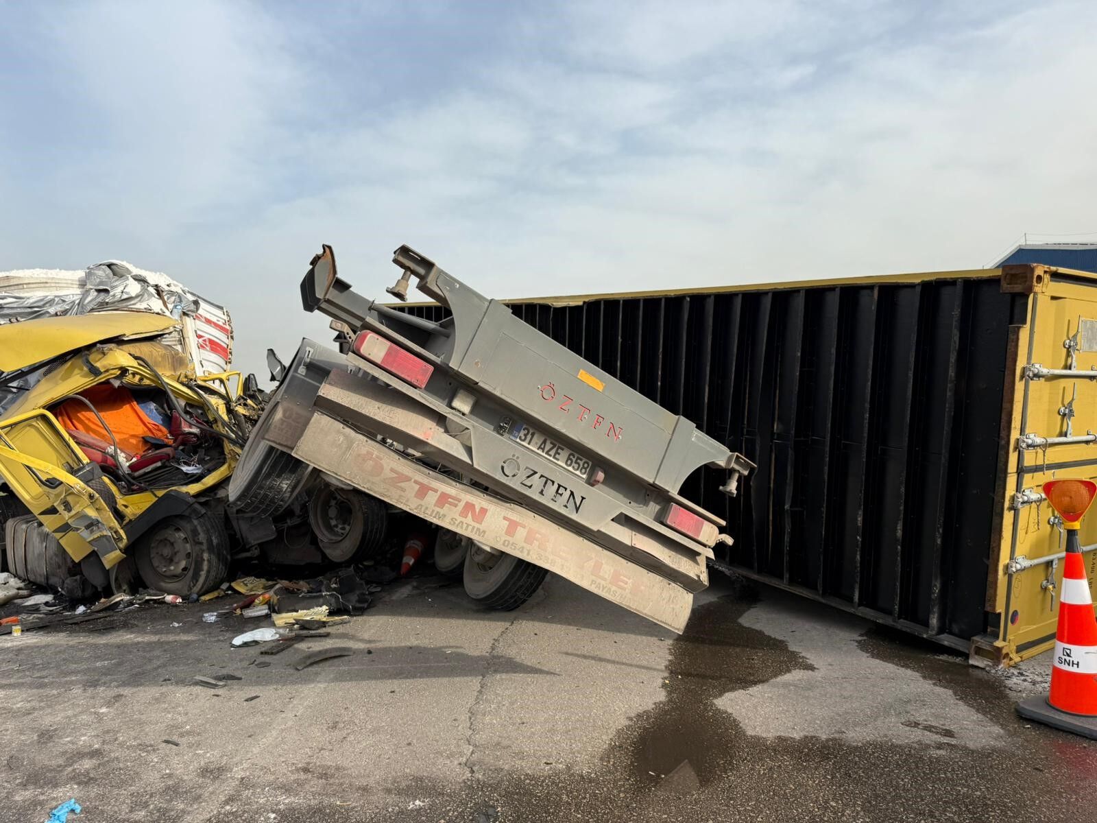 Tir Kazasinda Korku Dolu Anlar Konteyner Devrildi Araclar Hurdaya Dondu (4)
