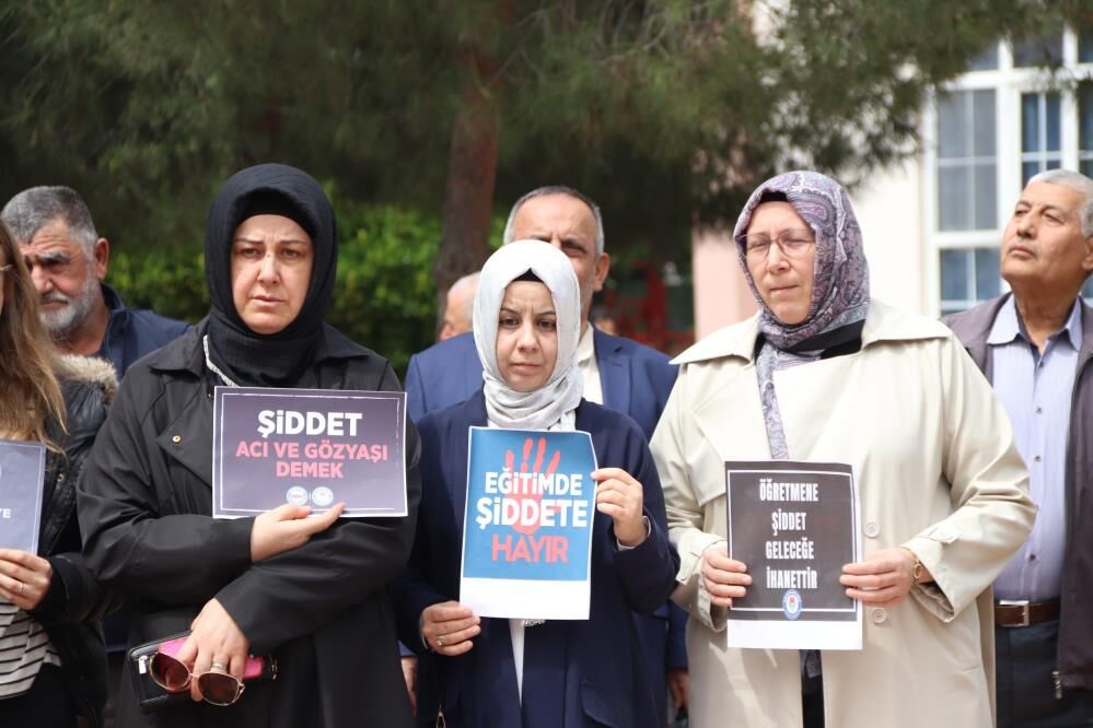 Turgutluda Hayatini Kaybeden Ogretmen Ve Ogrenciler Anildi (4)