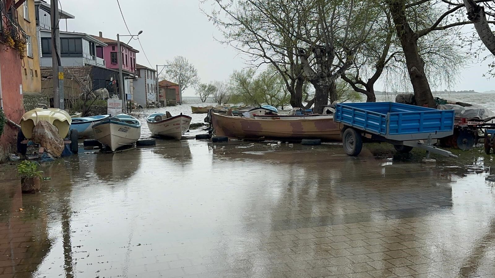 Uluabat Golu Yukseldi Golyazi Mahallesi Adeta Venedike Dondu (4)