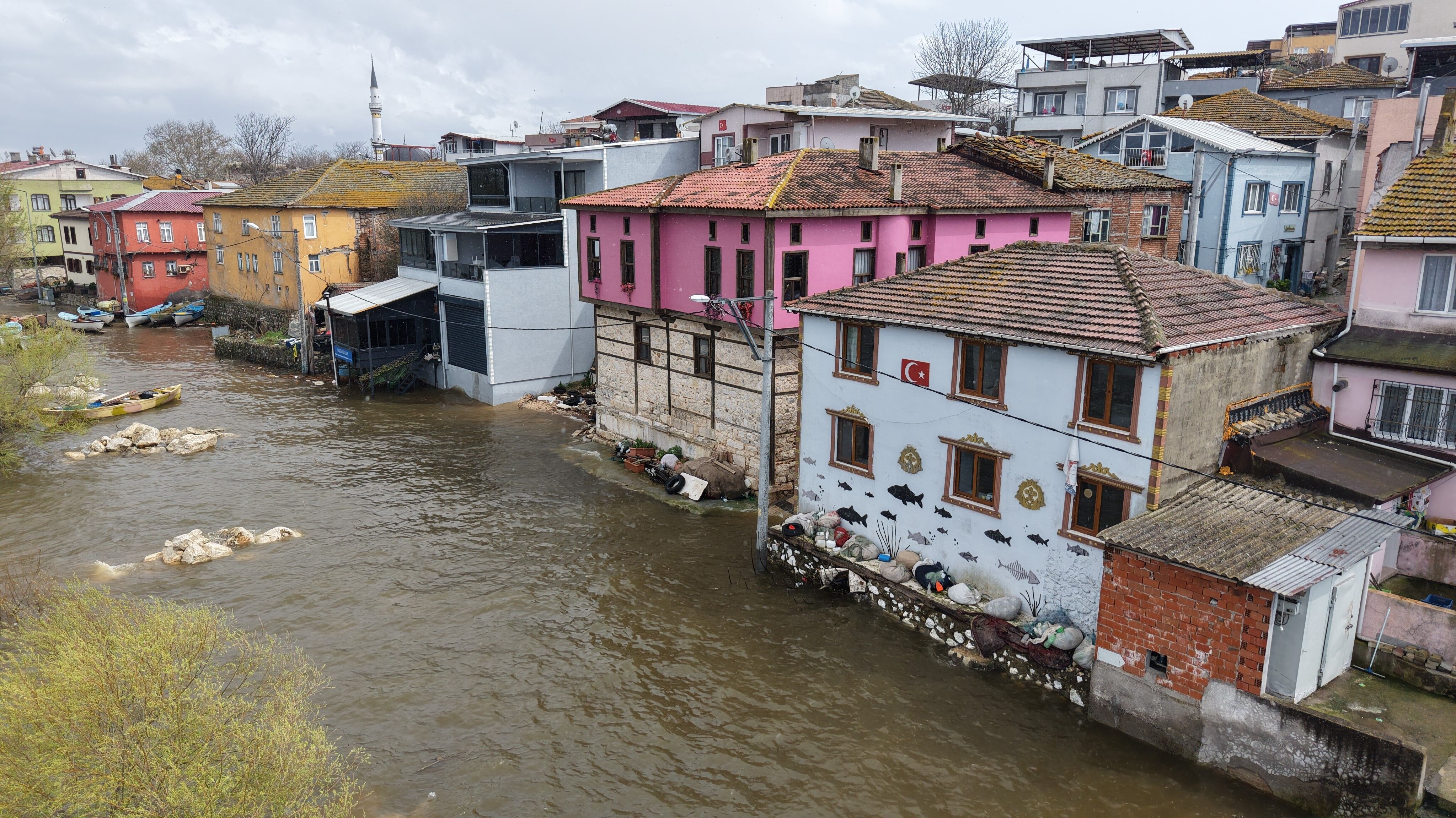 Uluabat Golu Yukseldi Golyazi Mahallesi Adeta Venedike Dondu (6)