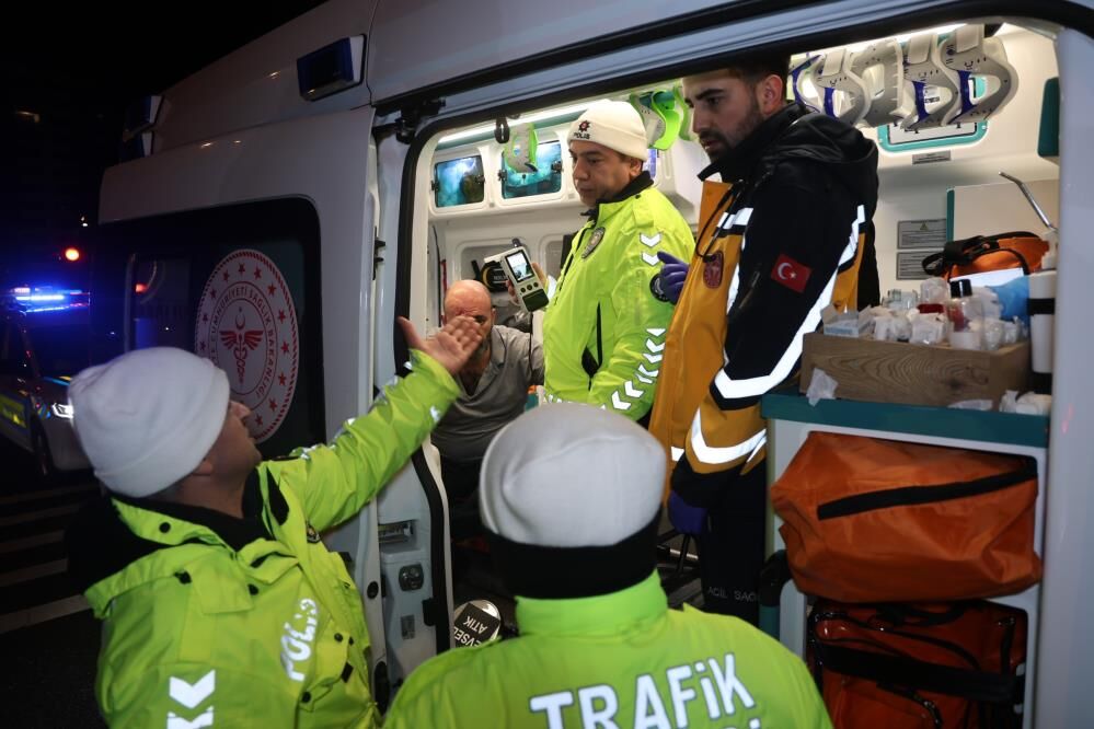 Yardim Icin Durdular Kufurle Karsilastilar Alkollu Surucuye Linc (4)