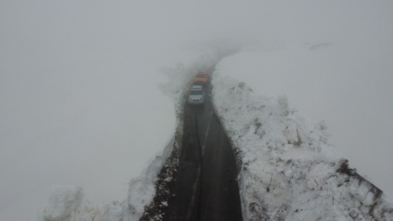 Yaz Sehrinde Kis Manzarasi Karayollari Gun Boyu Calisti Kar Tunelleri Ve Nefes Kesen M (2) (Orta)
