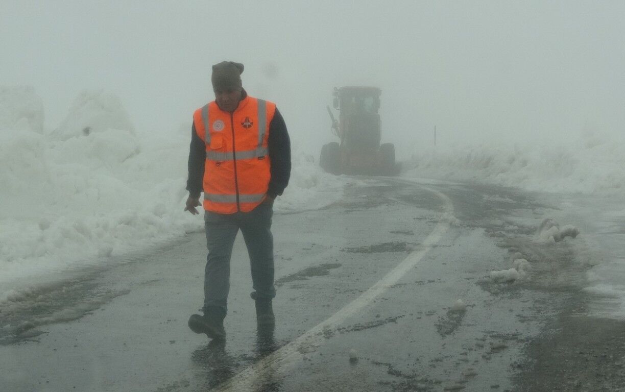 Yaz Sehrinde Kis Manzarasi Karayollari Gun Boyu Calisti Kar Tunelleri Ve Nefes Kesen M (3) (Orta)