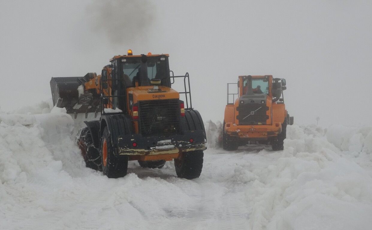 Yaz Sehrinde Kis Manzarasi Karayollari Gun Boyu Calisti Kar Tunelleri Ve Nefes Kesen M (4) (Orta)