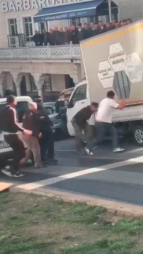 Yol Verme Tartismasi Bicakli Kavgaya Donustu O Anlar Kamerada (2)