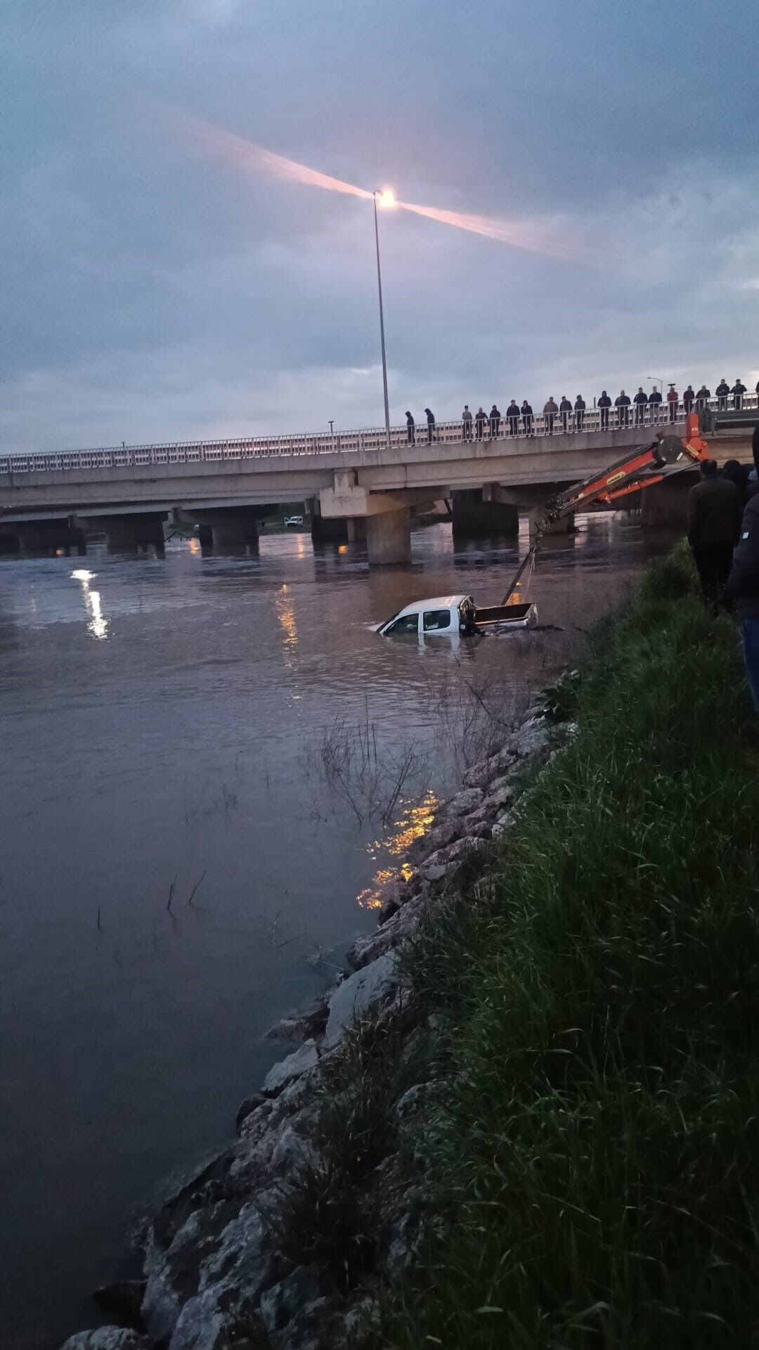 Yolu Kisaltmak Isterken Canindan Oldu Guvenlik Kamerasi Her Seyi Kaydetti (2)