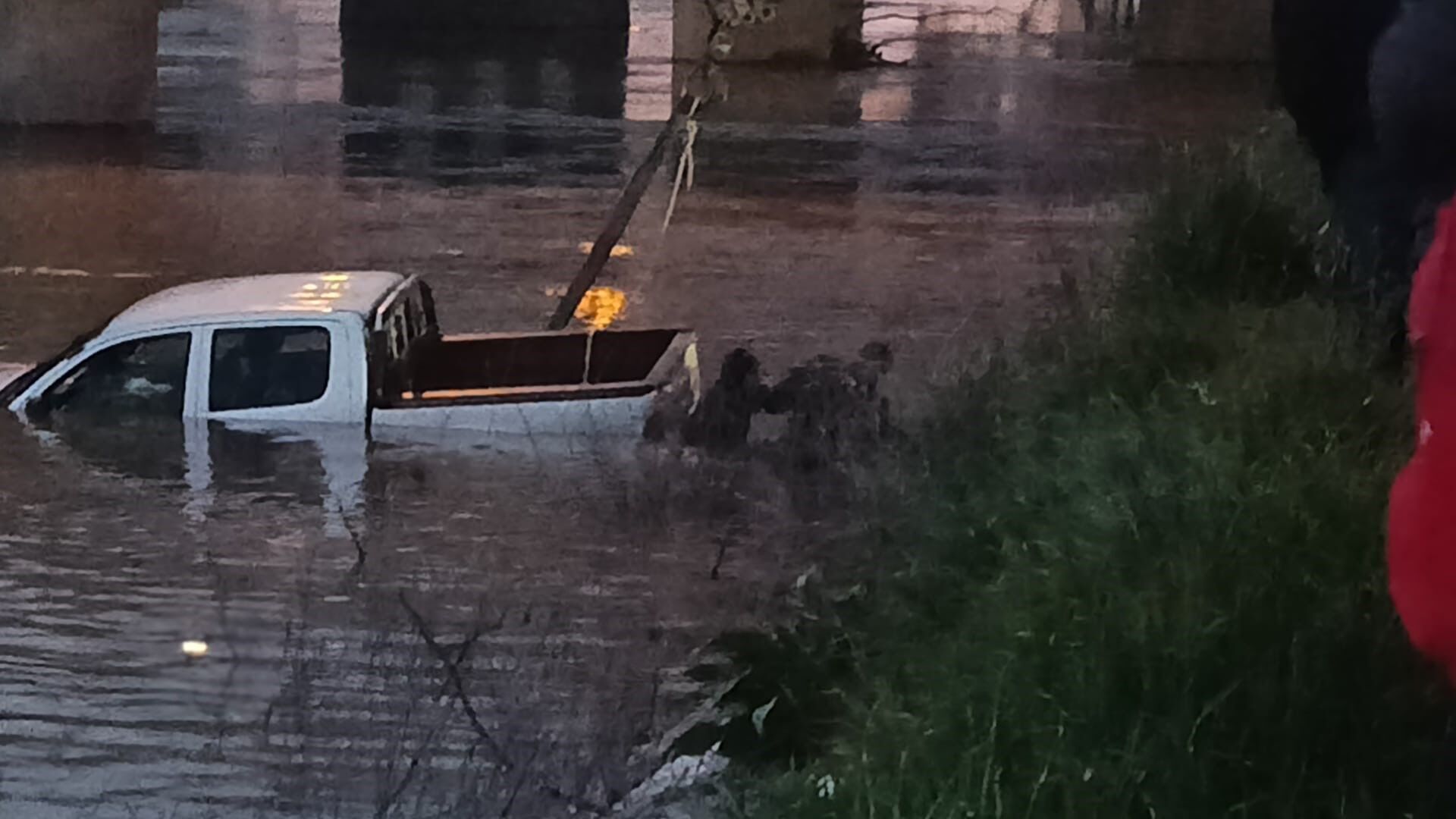 Yolu Kisaltmak Isterken Canindan Oldu Guvenlik Kamerasi Her Seyi Kaydetti (4)