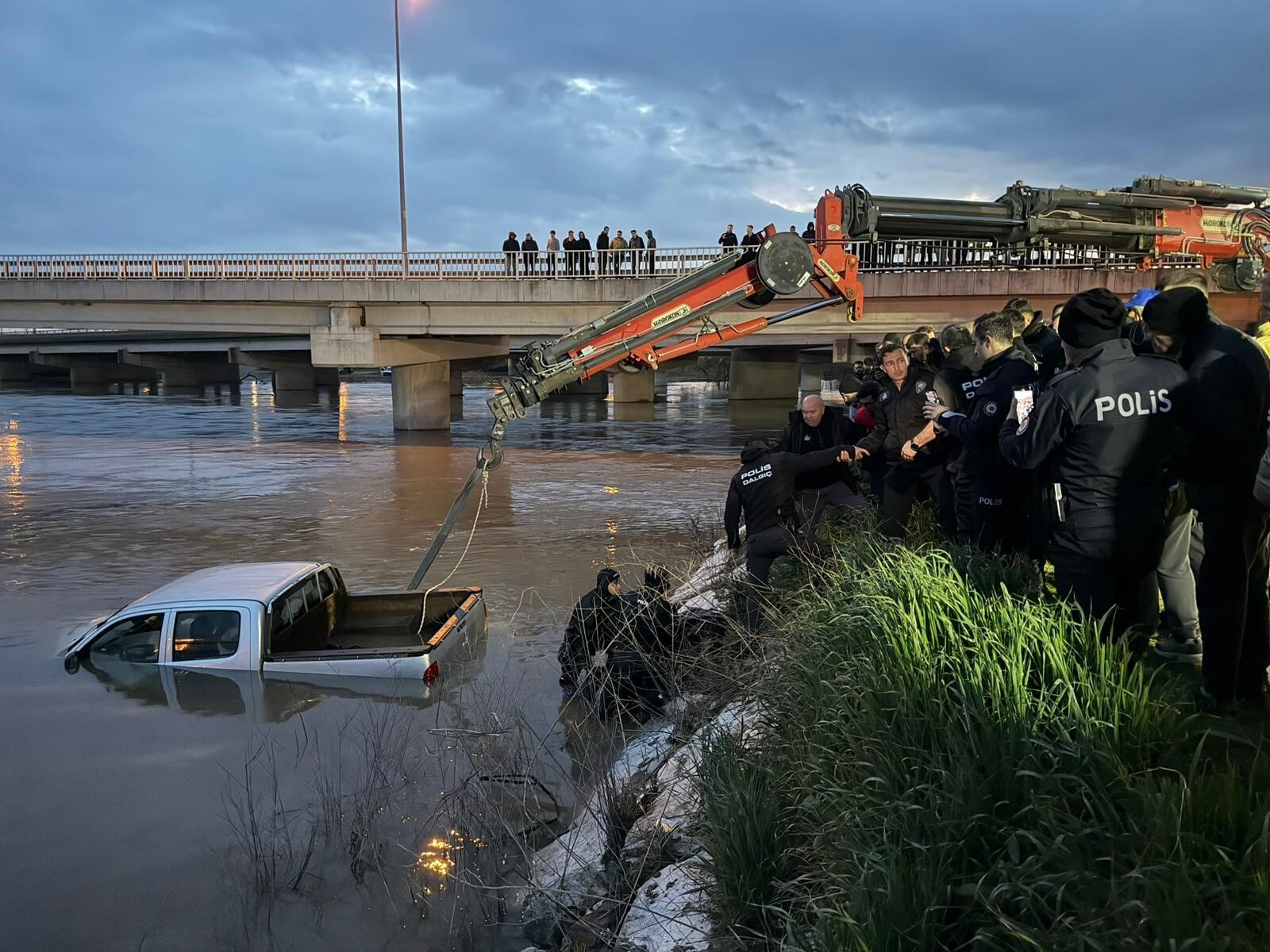 Yolu Kisaltmak Isterken Canindan Oldu Guvenlik Kamerasi Her Seyi Kaydetti (5)